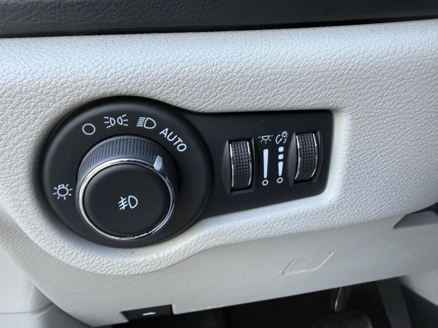 2024 Silver /Black Chrysler Pacifica Touring L (2C4RC1BG6RR) with an 3.6L V6 DOHC 24V engine, Automatic transmission, located at 11115 Chardon Rd. , Chardon, OH, 44024, (440) 214-9705, 41.580246, -81.241943 - 2024 Chrysler Pacifica Touring L – Modern Family Minivan with Stow ’n Go, Premium Features, and Top-Tier Safety! This 2024 Chrysler Pacifica Touring L is a refined and well-equipped family minivan that offers comfort, versatility, and advanced safety in one stylish package. Powered by a smooth- Photo#11