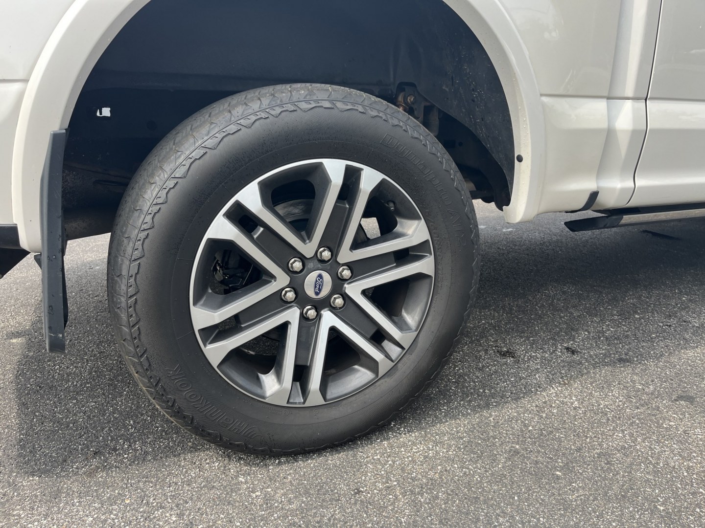 2016 White /Black Ford F-150 Platinum SuperCrew 5.5-ft. Bed 4WD (1FTEW1EG3GF) with an 3.5L V6 Twin Turbo engine, Automatic transmission, located at 11115 Chardon Rd. , Chardon, OH, 44024, (440) 214-9705, 41.580246, -81.241943 - 2016 Ford F-150 Platinum Crew Cab 4WD – Loaded Luxury Truck with Massive Towing and Fresh Timing Job! This 2016 Ford F-150 Platinum Crew Cab 4WD is a top-tier luxury truck that combines premium comfort with serious capability. Powered by the potent 3.5L Twin-Turbo EcoBoost V6 engine paired with a- Photo#7