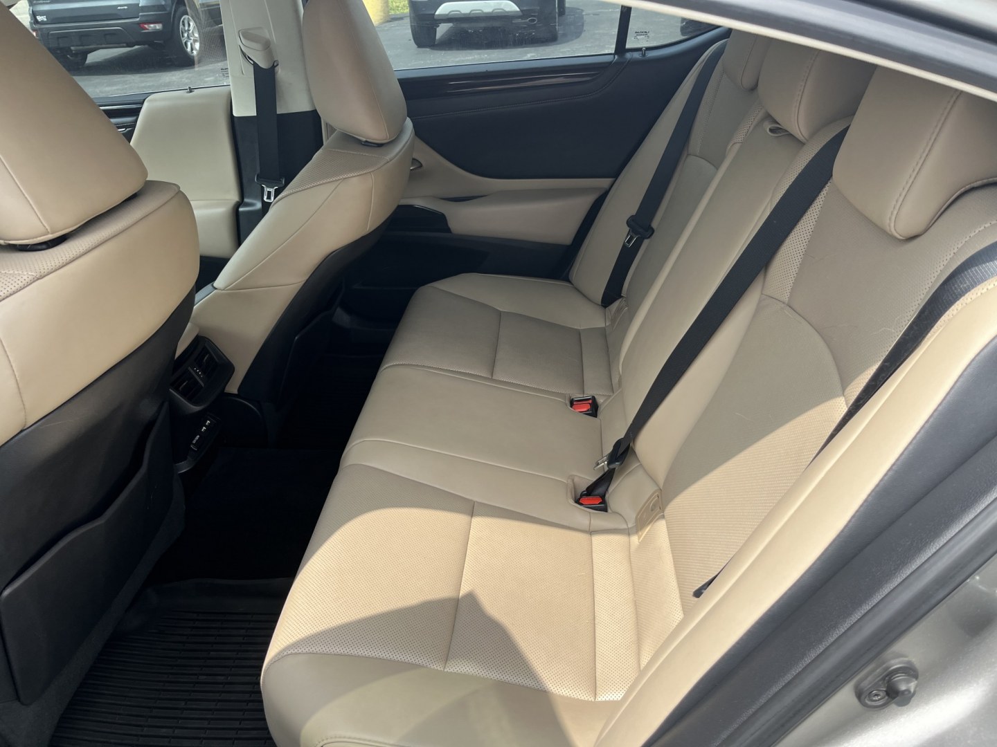2021 Gray /Gray Lexus ES 250 Premium (58AD11D17MU) with an 2.5L I4 DOHC 16V engine, Automatic transmission, located at 11115 Chardon Rd. , Chardon, OH, 44024, (440) 214-9705, 41.580246, -81.241943- Photo#31