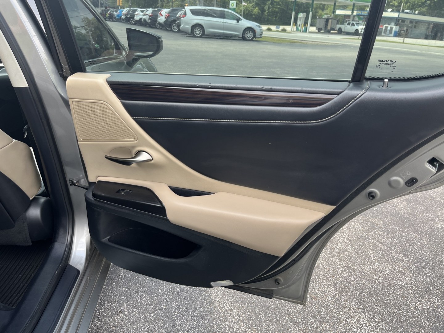 2021 Gray /Gray Lexus ES 250 Premium (58AD11D17MU) with an 2.5L I4 DOHC 16V engine, Automatic transmission, located at 11115 Chardon Rd. , Chardon, OH, 44024, (440) 214-9705, 41.580246, -81.241943- Photo#33