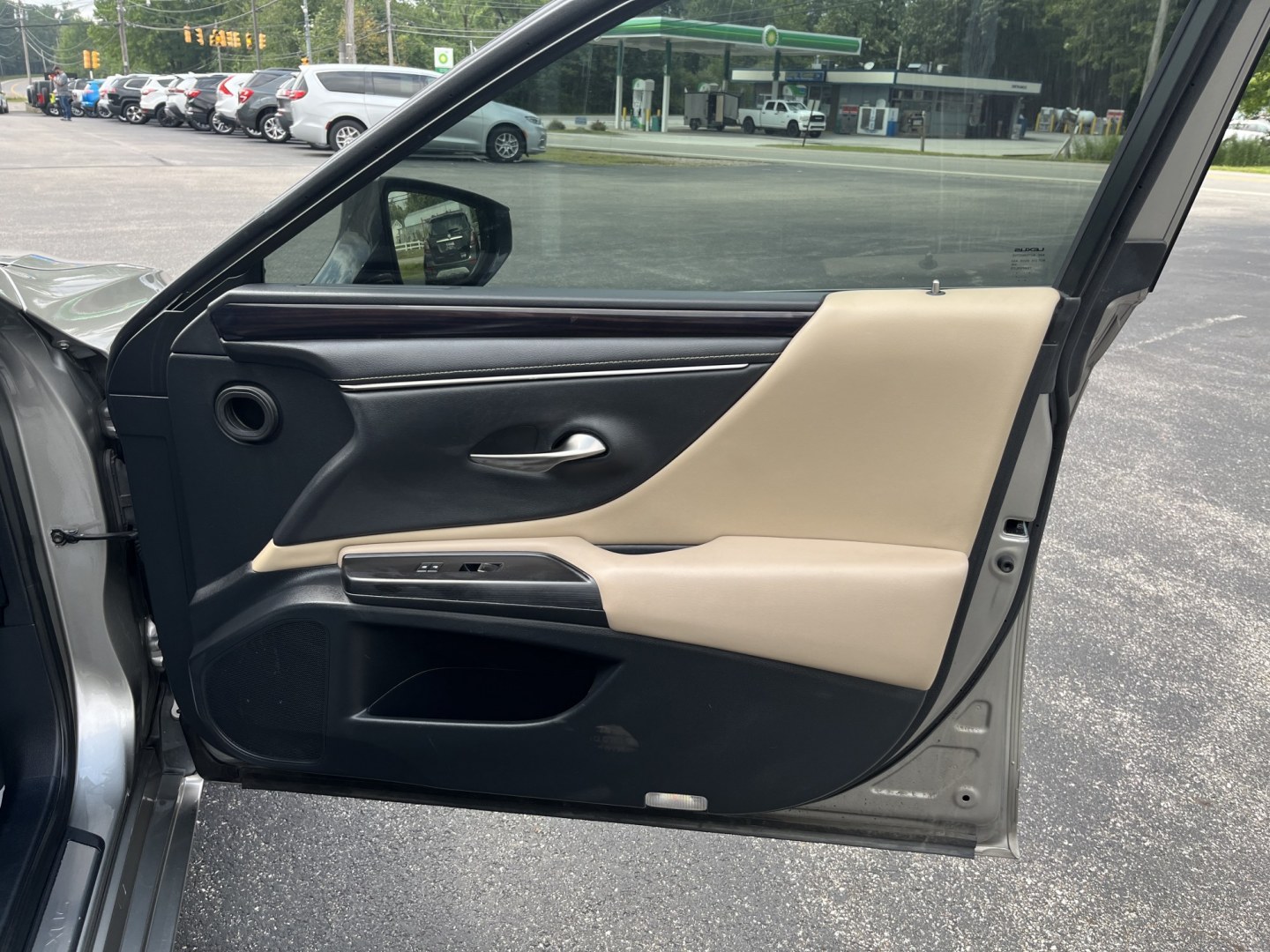 2021 Gray /Gray Lexus ES 250 Premium (58AD11D17MU) with an 2.5L I4 DOHC 16V engine, Automatic transmission, located at 11115 Chardon Rd. , Chardon, OH, 44024, (440) 214-9705, 41.580246, -81.241943- Photo#35