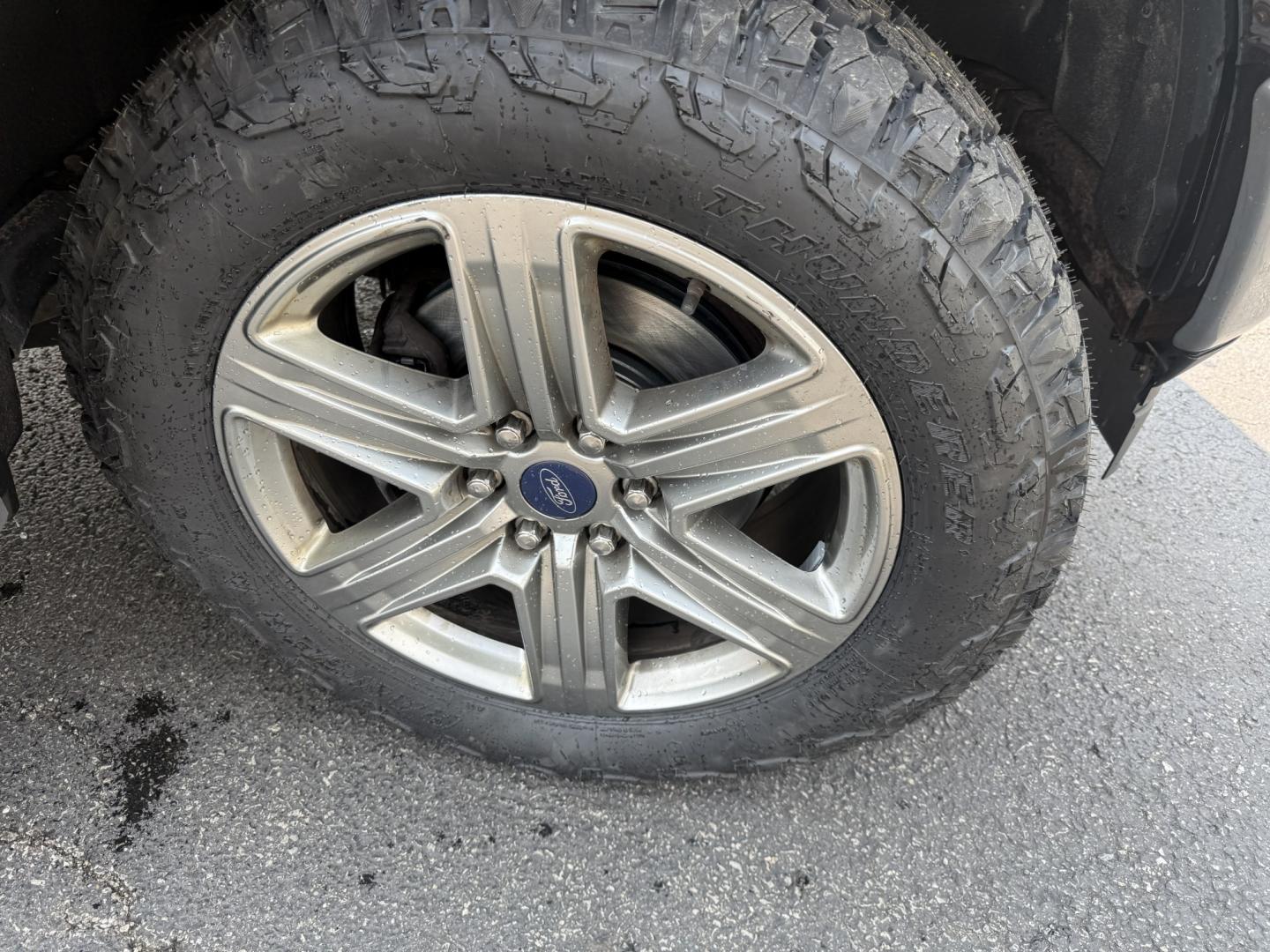 2018 Gray /Black Ford F-150 XLT SuperCrew 5.5-ft. Bed 4WD (1FTEW1EP4JF) with an 2.7L V6 DOHC 24V TWIN TURBO engine, Automatic transmission, located at 547 E. Main St., Orwell, OH, 44076, (440) 437-5893, 41.535435, -80.847855 - 2018 Ford F-150 XLT Crew Cab 4WD – Sporty Twin-Turbo Power with Fresh All-Terrain Tires and Modern Tech! This 2018 Ford F-150 XLT Crew Cab 4WD is a sharp, well-equipped full-size truck that offers strong performance and practical features. Powered by a responsive 2.7L Twin-Turbo EcoBoost V6 engin- Photo#5