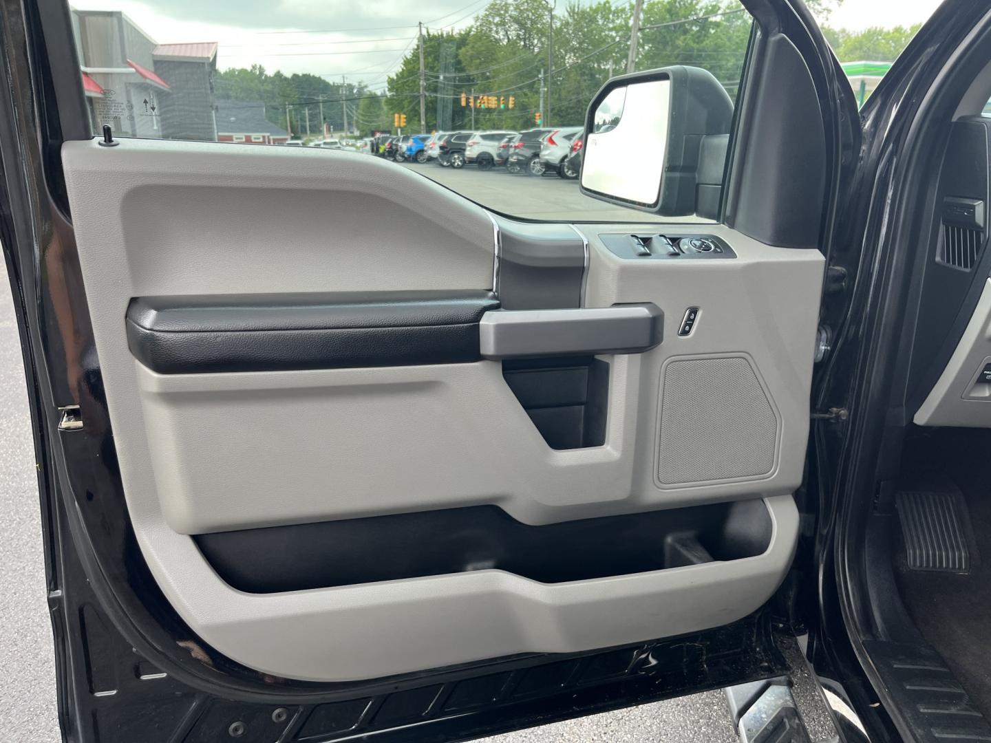 2019 Black /Gray Ford F-150 XLT SuperCrew 5.5-ft. Bed 4WD (1FTEW1EP1KF) with an 2.7L V6 DOHC 24V TWIN TURBO engine, Automatic transmission, located at 11115 Chardon Rd. , Chardon, OH, 44024, (440) 214-9705, 41.580246, -81.241943 - 2019 Ford F-150 XLT Crew Cab 4WD – Sporty Twin-Turbo Power with Towing Capability and Modern Tech! This 2019 Ford F-150 XLT Crew Cab 4WD is a sharp, well-equipped full-size truck that offers strong performance and practical features. Powered by a responsive 2.7L Twin-Turbo EcoBoost V6 engine pair- Photo#16