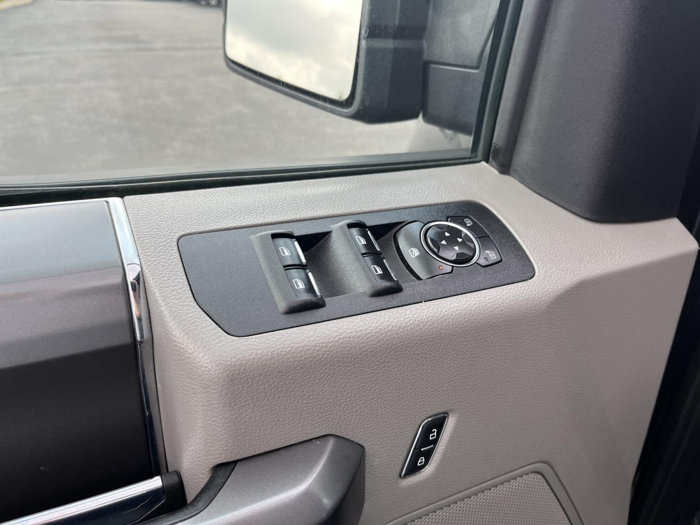 2019 Black /Gray Ford F-150 XLT SuperCrew 5.5-ft. Bed 4WD (1FTEW1EP1KF) with an 2.7L V6 DOHC 24V TWIN TURBO engine, Automatic transmission, located at 11115 Chardon Rd. , Chardon, OH, 44024, (440) 214-9705, 41.580246, -81.241943 - 2019 Ford F-150 XLT Crew Cab 4WD – Sporty Twin-Turbo Power with Towing Capability and Modern Tech! This 2019 Ford F-150 XLT Crew Cab 4WD is a sharp, well-equipped full-size truck that offers strong performance and practical features. Powered by a responsive 2.7L Twin-Turbo EcoBoost V6 engine pair- Photo#17