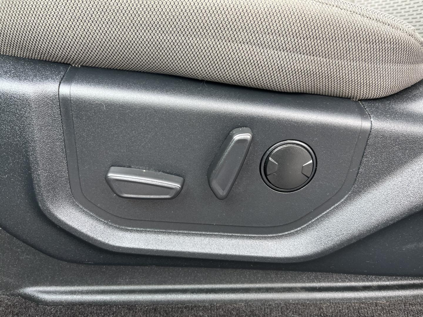 2019 Black /Gray Ford F-150 XLT SuperCrew 5.5-ft. Bed 4WD (1FTEW1EP1KF) with an 2.7L V6 DOHC 24V TWIN TURBO engine, Automatic transmission, located at 11115 Chardon Rd. , Chardon, OH, 44024, (440) 214-9705, 41.580246, -81.241943 - 2019 Ford F-150 XLT Crew Cab 4WD – Sporty Twin-Turbo Power with Towing Capability and Modern Tech! This 2019 Ford F-150 XLT Crew Cab 4WD is a sharp, well-equipped full-size truck that offers strong performance and practical features. Powered by a responsive 2.7L Twin-Turbo EcoBoost V6 engine pair- Photo#19