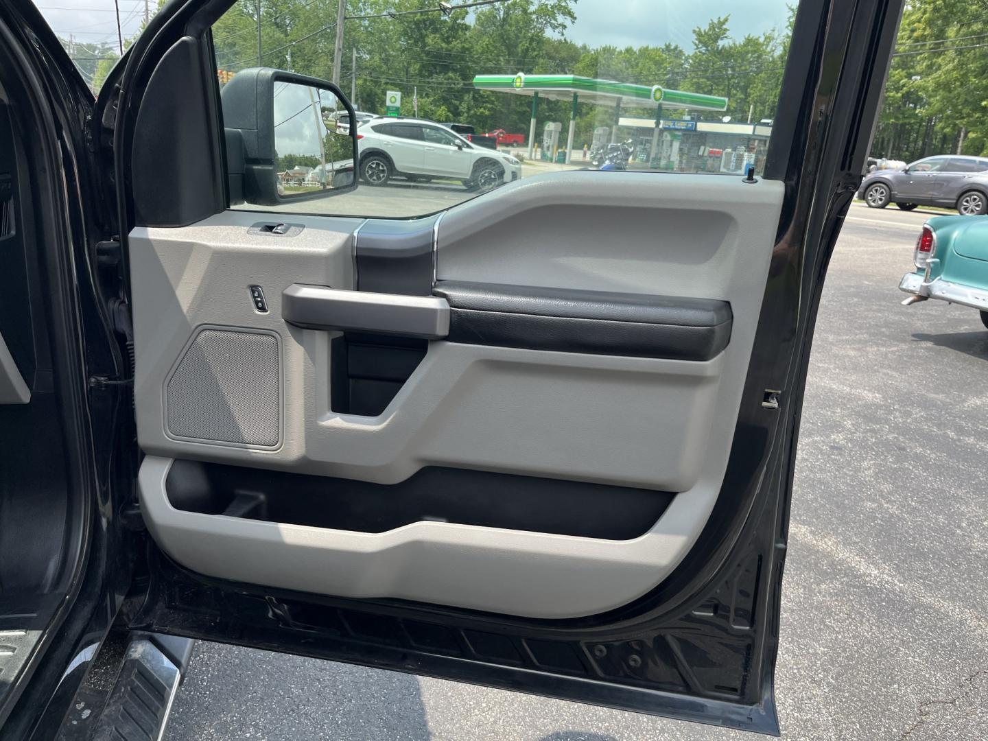 2019 Black /Gray Ford F-150 XLT SuperCrew 5.5-ft. Bed 4WD (1FTEW1EP1KF) with an 2.7L V6 DOHC 24V TWIN TURBO engine, Automatic transmission, located at 11115 Chardon Rd. , Chardon, OH, 44024, (440) 214-9705, 41.580246, -81.241943 - 2019 Ford F-150 XLT Crew Cab 4WD – Sporty Twin-Turbo Power with Towing Capability and Modern Tech! This 2019 Ford F-150 XLT Crew Cab 4WD is a sharp, well-equipped full-size truck that offers strong performance and practical features. Powered by a responsive 2.7L Twin-Turbo EcoBoost V6 engine pair- Photo#34