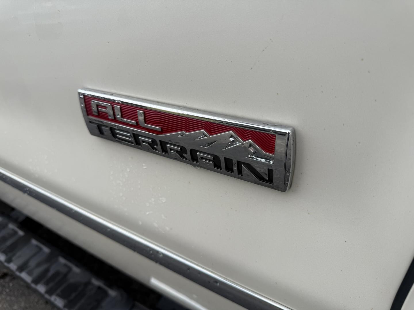 2015 White /Black GMC Sierra 1500 SLE Crew Cab Short Box 4WD (3GTU2UEC0FG) with an 5.3L V8 OHV 16V FFV engine, 6-Speed Automatic transmission, located at 547 E. Main St., Orwell, OH, 44076, (440) 437-5893, 41.535435, -80.847855 - 2015 GMC Sierra 1500 SLE Crew Cab 4WD – Strong V8 Power with Towing Capability and All-Terrain Package! This 2015 GMC Sierra 1500 SLE Crew Cab 4WD is a capable and well-equipped full-size truck that’s ready for work or weekend adventures. Powered by a strong 5.3L EcoTec3 V8 engine with flex fue- Photo#6