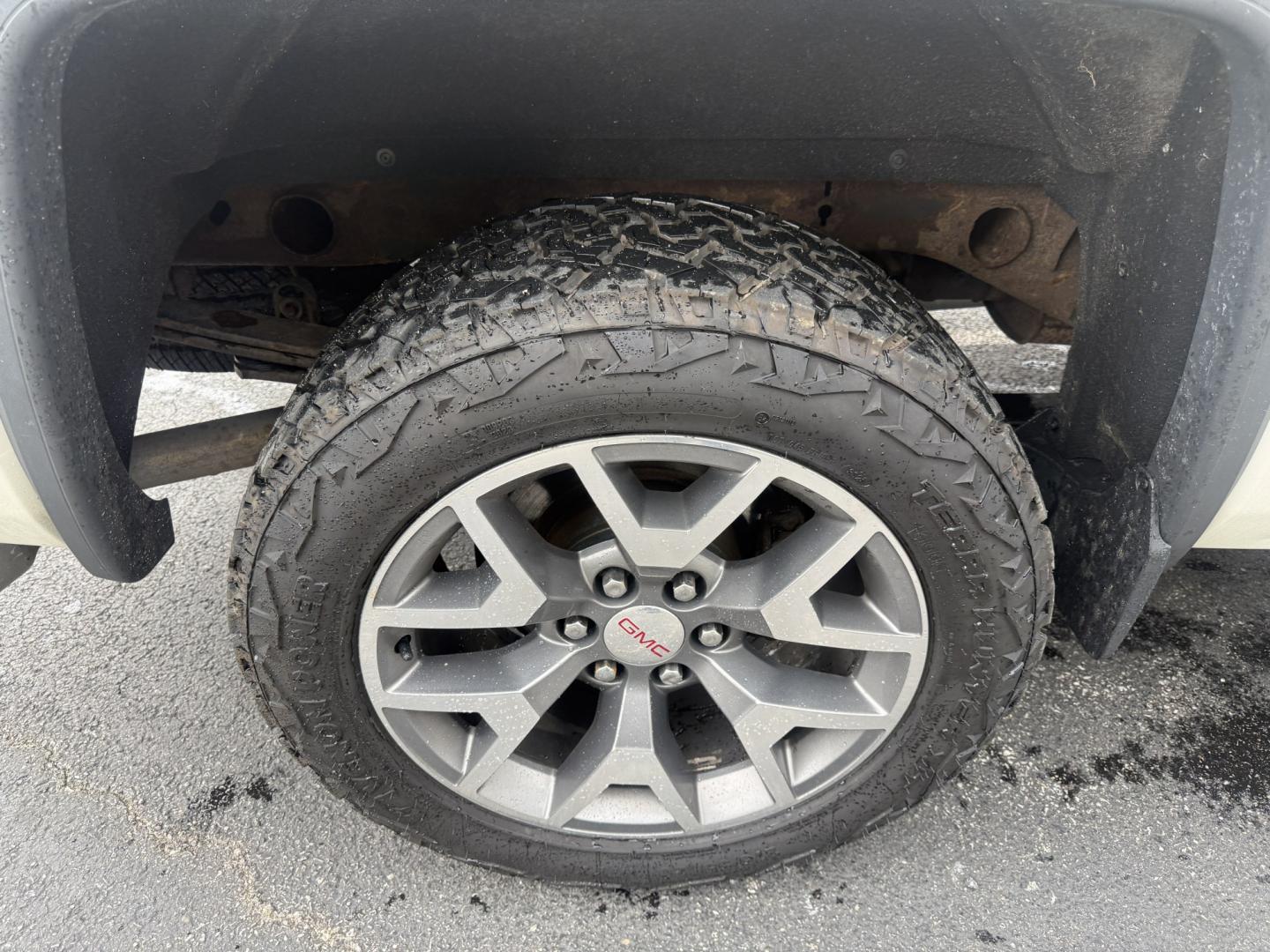 2015 White /Black GMC Sierra 1500 SLE Crew Cab Short Box 4WD (3GTU2UEC0FG) with an 5.3L V8 OHV 16V FFV engine, 6-Speed Automatic transmission, located at 547 E. Main St., Orwell, OH, 44076, (440) 437-5893, 41.535435, -80.847855 - 2015 GMC Sierra 1500 SLE Crew Cab 4WD – Strong V8 Power with Towing Capability and All-Terrain Package! This 2015 GMC Sierra 1500 SLE Crew Cab 4WD is a capable and well-equipped full-size truck that’s ready for work or weekend adventures. Powered by a strong 5.3L EcoTec3 V8 engine with flex fue- Photo#25