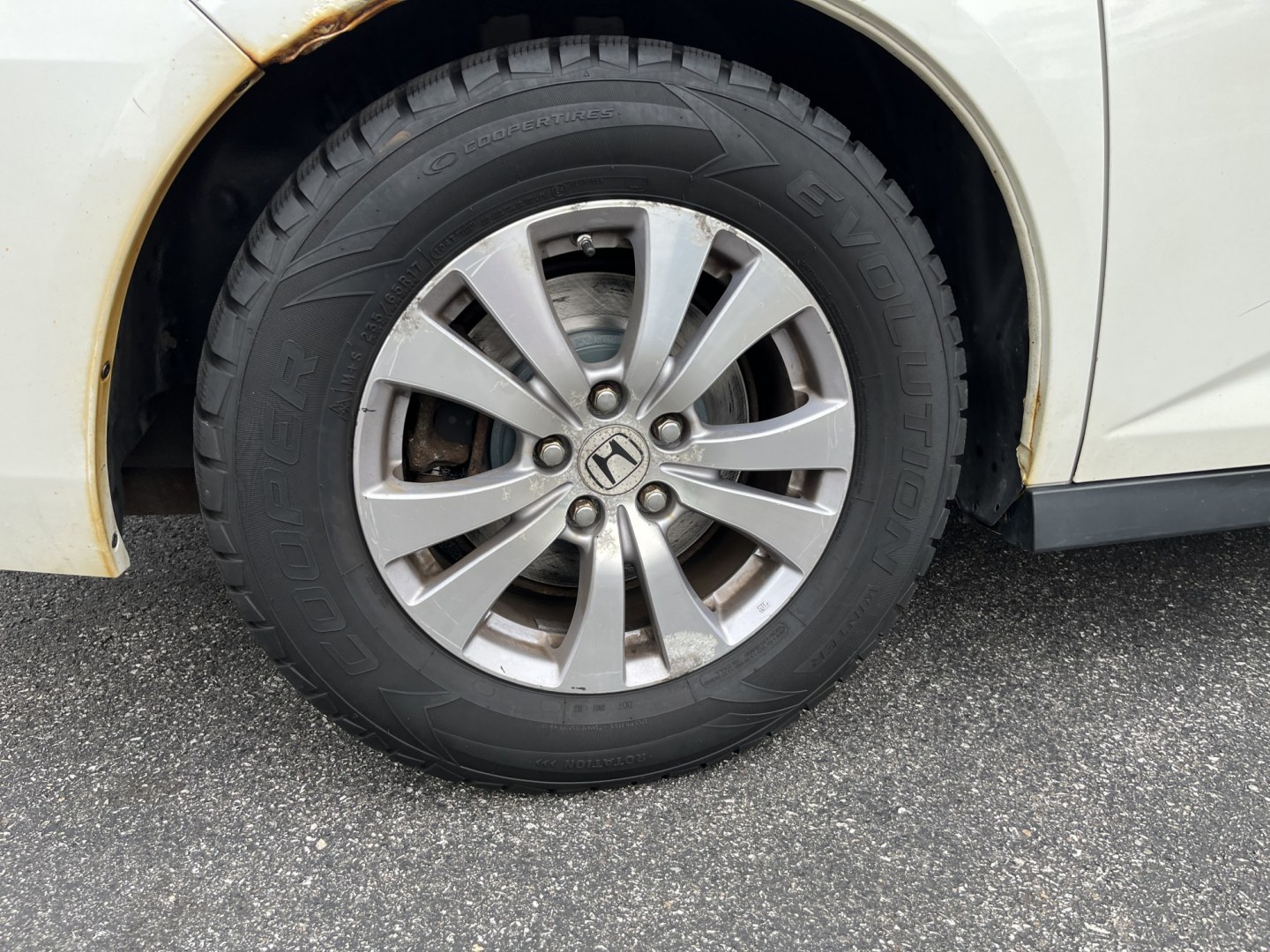 2016 White /Gray Honda Odyssey EX (5FNRL5H49GB) with an 3.5L V6 SOHC 24V engine, Automatic transmission, located at 11115 Chardon Rd. , Chardon, OH, 44024, (440) 214-9705, 41.580246, -81.241943 - 2016 Honda Odyssey EX – Spacious Family Minivan with Reliable V6 Power and Modern Features! This 2016 Honda Odyssey EX is a practical and family-friendly minivan that offers generous space and dependable performance. Powered by a smooth 3.5L V6 engine paired with a responsive 6-speed automatic tr- Photo#7