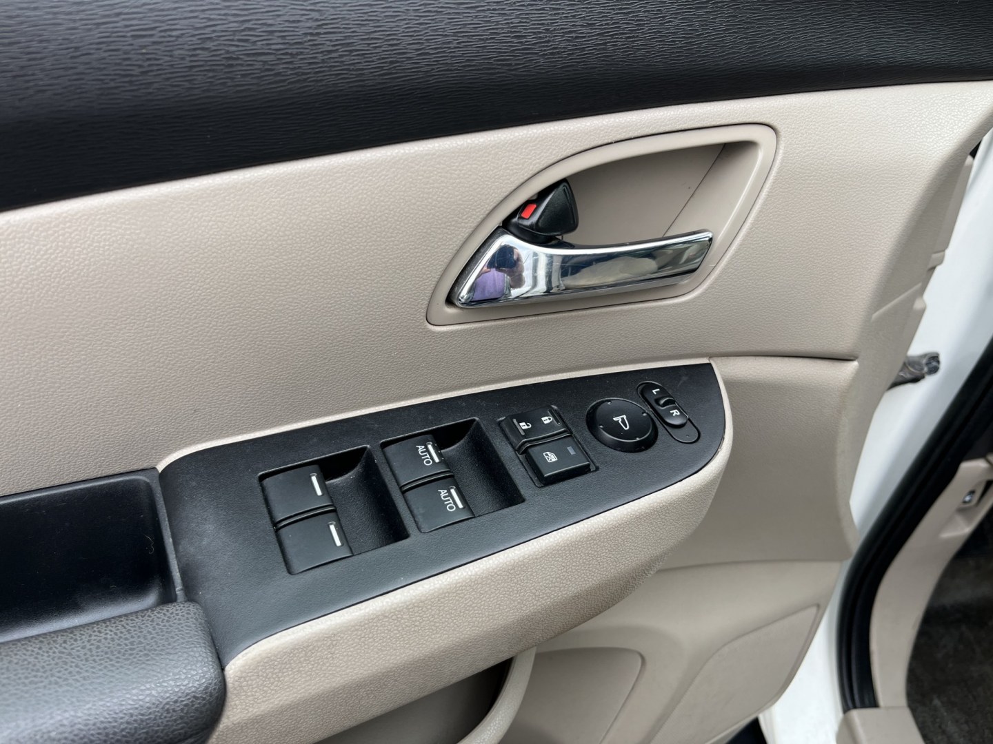 2016 White /Gray Honda Odyssey EX (5FNRL5H49GB) with an 3.5L V6 SOHC 24V engine, Automatic transmission, located at 11115 Chardon Rd. , Chardon, OH, 44024, (440) 214-9705, 41.580246, -81.241943 - 2016 Honda Odyssey EX – Spacious Family Minivan with Reliable V6 Power and Modern Features! This 2016 Honda Odyssey EX is a practical and family-friendly minivan that offers generous space and dependable performance. Powered by a smooth 3.5L V6 engine paired with a responsive 6-speed automatic tr- Photo#16