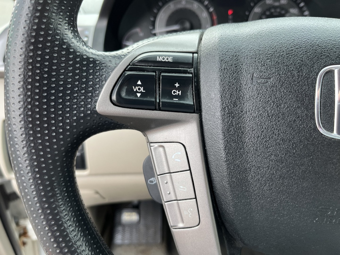 2016 White /Gray Honda Odyssey EX (5FNRL5H49GB) with an 3.5L V6 SOHC 24V engine, Automatic transmission, located at 11115 Chardon Rd. , Chardon, OH, 44024, (440) 214-9705, 41.580246, -81.241943 - 2016 Honda Odyssey EX – Spacious Family Minivan with Reliable V6 Power and Modern Features! This 2016 Honda Odyssey EX is a practical and family-friendly minivan that offers generous space and dependable performance. Powered by a smooth 3.5L V6 engine paired with a responsive 6-speed automatic tr- Photo#21