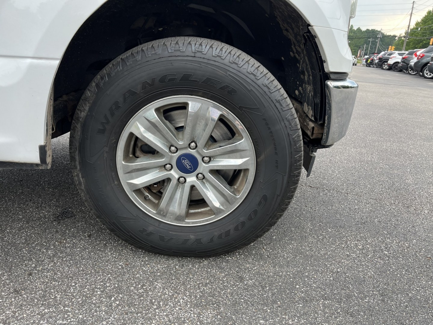2017 White /Gray Ford F-150 XLT SuperCrew 5.5-ft. Bed 4WD (1FTEW1E80HF) with an 3.5L DOHC V6 engine, Automatic transmission, located at 11115 Chardon Rd. , Chardon, OH, 44024, (440) 214-9705, 41.580246, -81.241943 - 2017 Ford F-150 XLT Crew Cab 4WD – Reliable V6 Power with Towing Capability and Extended Range! This 2017 Ford F-150 XLT Crew Cab 4WD is a solid, well-equipped full-size truck that offers dependable performance and practical features. Powered by a capable 3.5L V6 engine with flex fuel capability- Photo#4