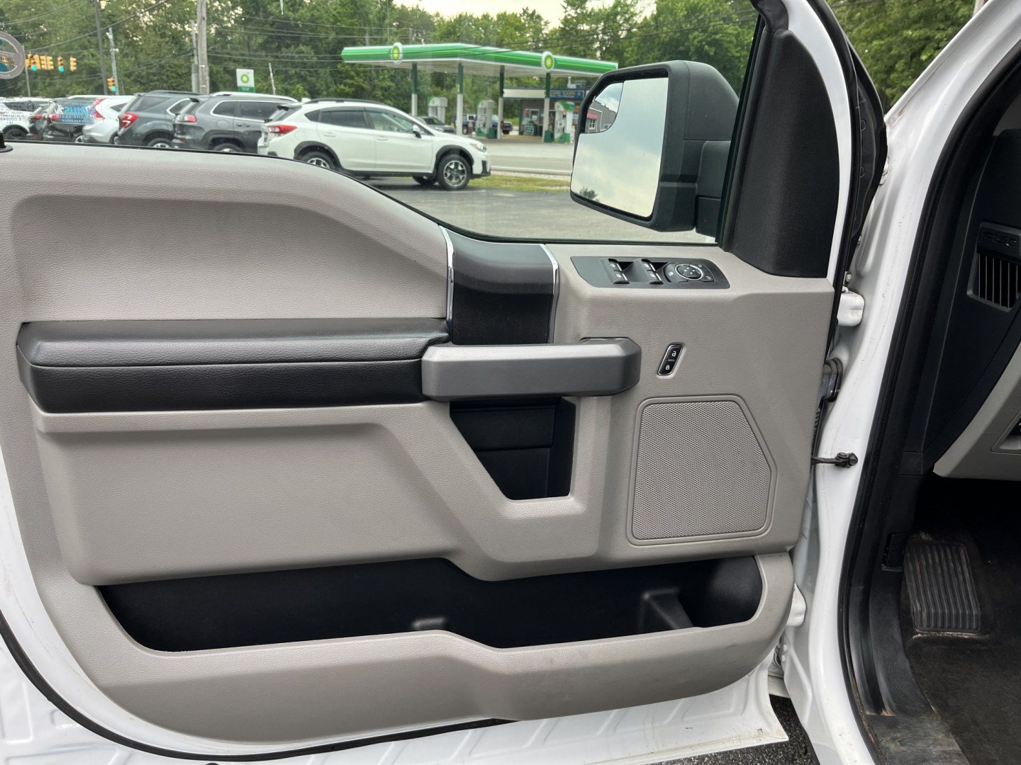 2017 White /Gray Ford F-150 XLT SuperCrew 5.5-ft. Bed 4WD (1FTEW1E80HF) with an 3.5L DOHC V6 engine, Automatic transmission, located at 11115 Chardon Rd. , Chardon, OH, 44024, (440) 214-9705, 41.580246, -81.241943 - 2017 Ford F-150 XLT Crew Cab 4WD – Reliable V6 Power with Towing Capability and Extended Range! This 2017 Ford F-150 XLT Crew Cab 4WD is a solid, well-equipped full-size truck that offers dependable performance and practical features. Powered by a capable 3.5L V6 engine with flex fuel capability- Photo#15