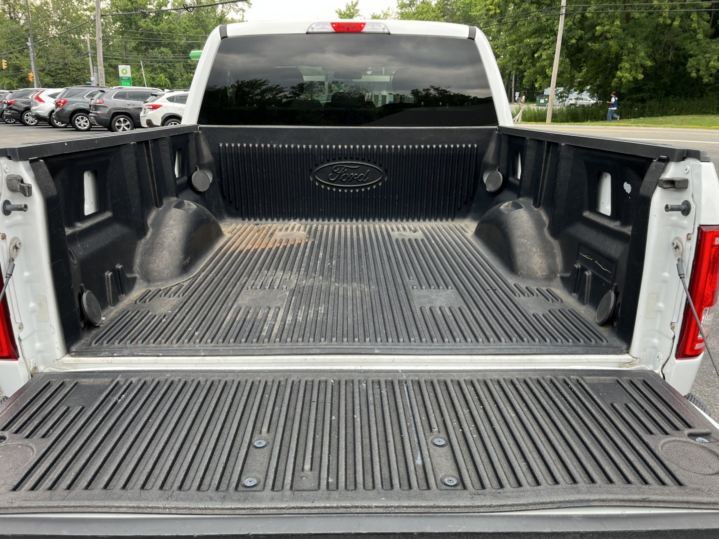 2017 White /Gray Ford F-150 XLT SuperCrew 5.5-ft. Bed 4WD (1FTEW1E80HF) with an 3.5L DOHC V6 engine, Automatic transmission, located at 11115 Chardon Rd. , Chardon, OH, 44024, (440) 214-9705, 41.580246, -81.241943 - 2017 Ford F-150 XLT Crew Cab 4WD – Reliable V6 Power with Towing Capability and Extended Range! This 2017 Ford F-150 XLT Crew Cab 4WD is a solid, well-equipped full-size truck that offers dependable performance and practical features. Powered by a capable 3.5L V6 engine with flex fuel capability- Photo#14