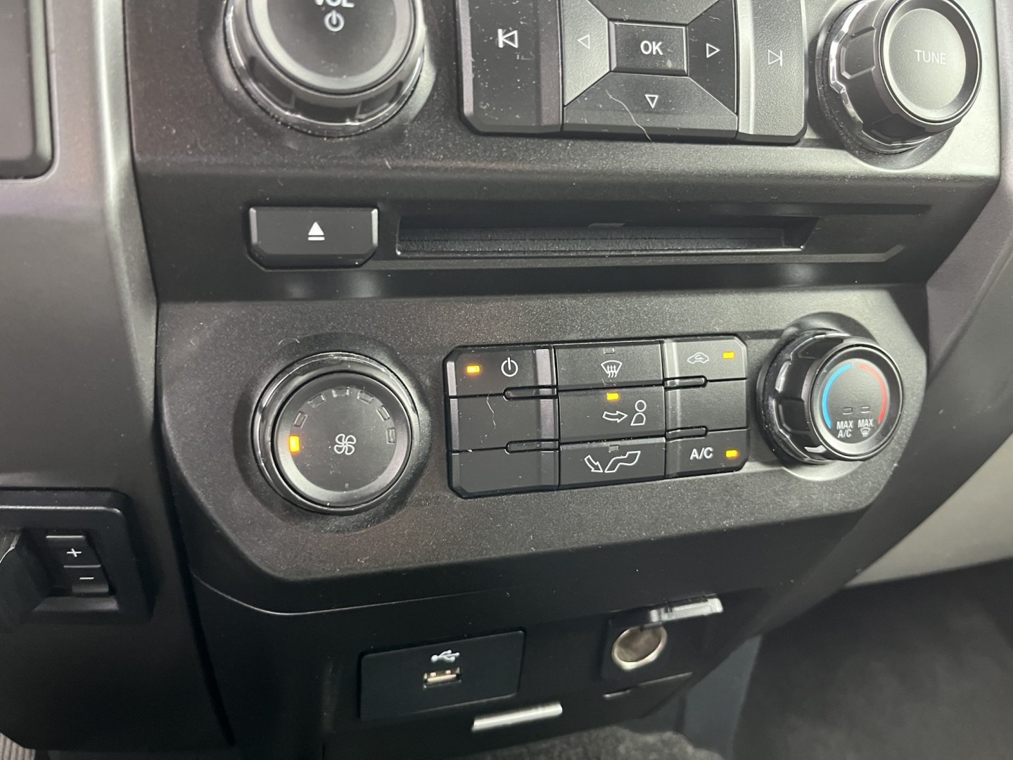 2017 White /Gray Ford F-150 XLT SuperCrew 5.5-ft. Bed 4WD (1FTEW1E80HF) with an 3.5L DOHC V6 engine, Automatic transmission, located at 11115 Chardon Rd. , Chardon, OH, 44024, (440) 214-9705, 41.580246, -81.241943 - 2017 Ford F-150 XLT Crew Cab 4WD – Reliable V6 Power with Towing Capability and Extended Range! This 2017 Ford F-150 XLT Crew Cab 4WD is a solid, well-equipped full-size truck that offers dependable performance and practical features. Powered by a capable 3.5L V6 engine with flex fuel capability- Photo#25