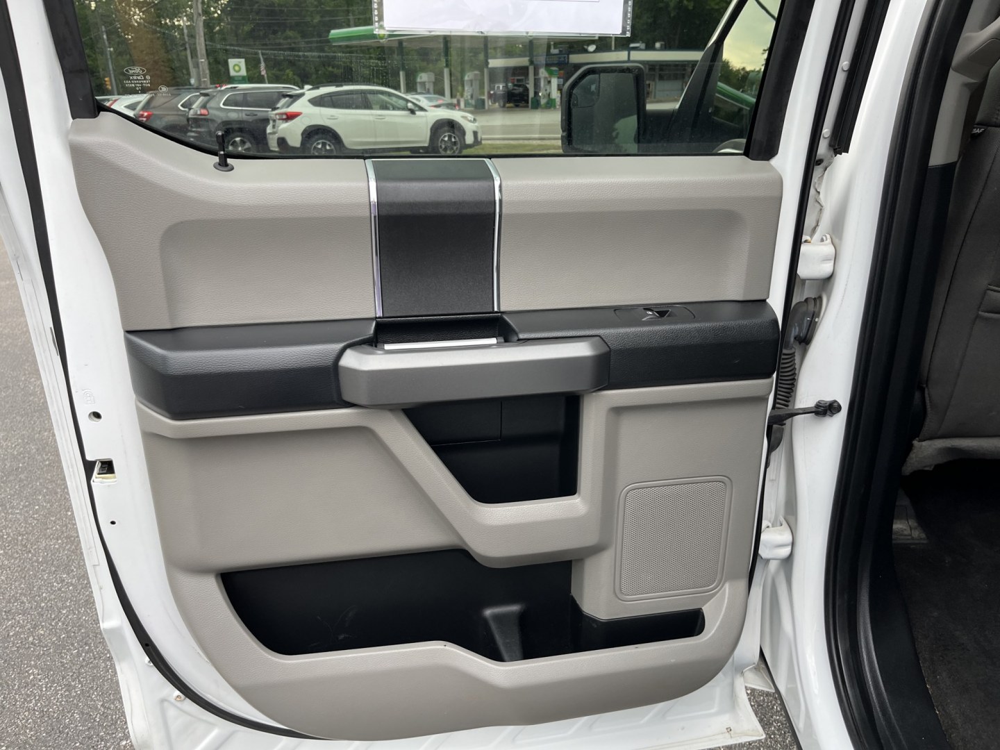 2017 White /Gray Ford F-150 XLT SuperCrew 5.5-ft. Bed 4WD (1FTEW1E80HF) with an 3.5L DOHC V6 engine, Automatic transmission, located at 11115 Chardon Rd. , Chardon, OH, 44024, (440) 214-9705, 41.580246, -81.241943 - 2017 Ford F-150 XLT Crew Cab 4WD – Reliable V6 Power with Towing Capability and Extended Range! This 2017 Ford F-150 XLT Crew Cab 4WD is a solid, well-equipped full-size truck that offers dependable performance and practical features. Powered by a capable 3.5L V6 engine with flex fuel capability- Photo#27