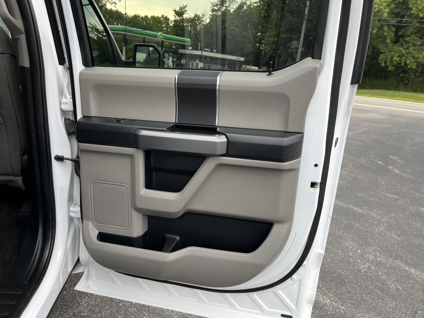 2017 White /Gray Ford F-150 XLT SuperCrew 5.5-ft. Bed 4WD (1FTEW1E80HF) with an 3.5L DOHC V6 engine, Automatic transmission, located at 11115 Chardon Rd. , Chardon, OH, 44024, (440) 214-9705, 41.580246, -81.241943 - 2017 Ford F-150 XLT Crew Cab 4WD – Reliable V6 Power with Towing Capability and Extended Range! This 2017 Ford F-150 XLT Crew Cab 4WD is a solid, well-equipped full-size truck that offers dependable performance and practical features. Powered by a capable 3.5L V6 engine with flex fuel capability- Photo#29