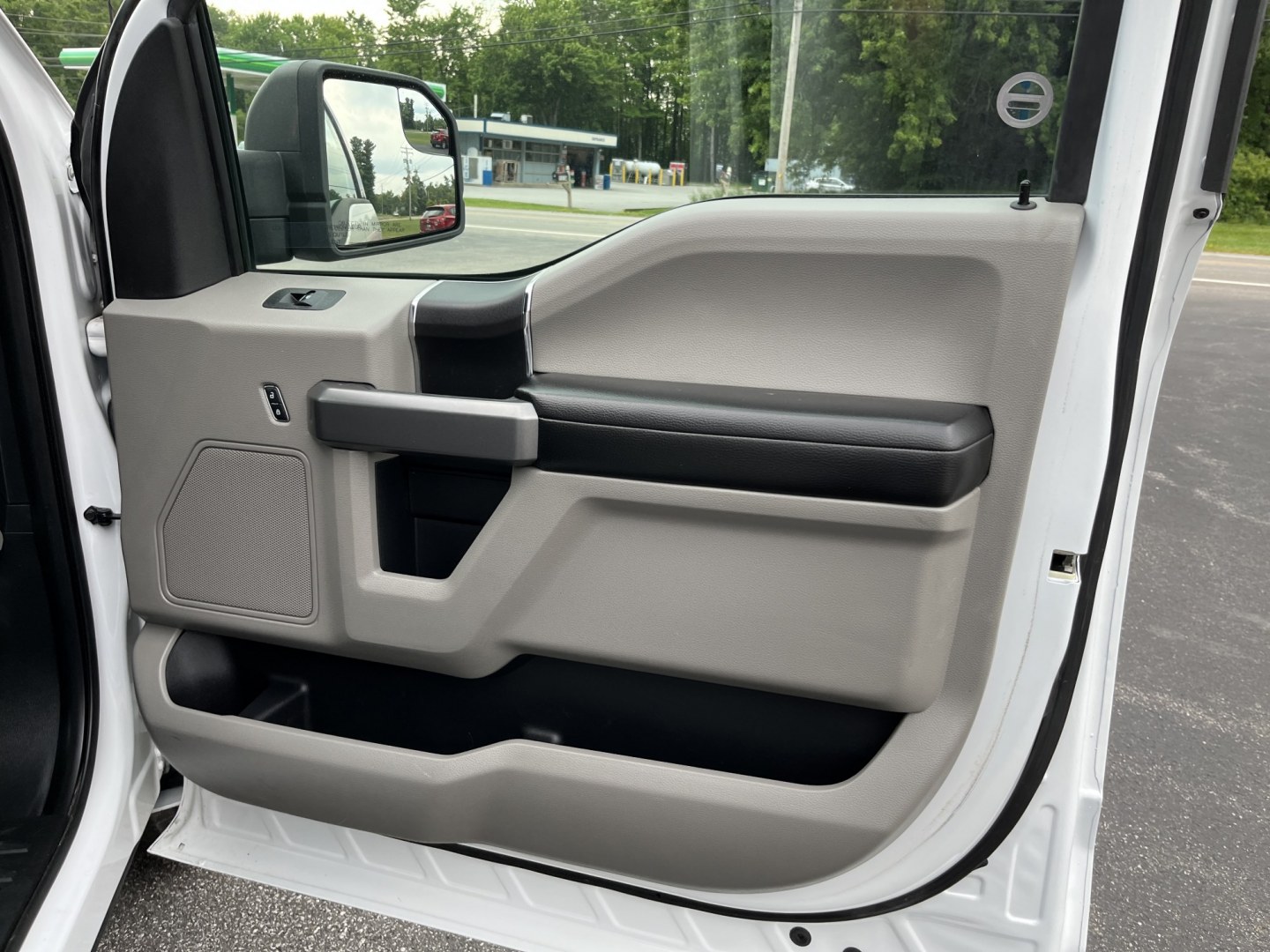 2017 White /Gray Ford F-150 XLT SuperCrew 5.5-ft. Bed 4WD (1FTEW1E80HF) with an 3.5L DOHC V6 engine, Automatic transmission, located at 11115 Chardon Rd. , Chardon, OH, 44024, (440) 214-9705, 41.580246, -81.241943 - 2017 Ford F-150 XLT Crew Cab 4WD – Reliable V6 Power with Towing Capability and Extended Range! This 2017 Ford F-150 XLT Crew Cab 4WD is a solid, well-equipped full-size truck that offers dependable performance and practical features. Powered by a capable 3.5L V6 engine with flex fuel capability- Photo#31