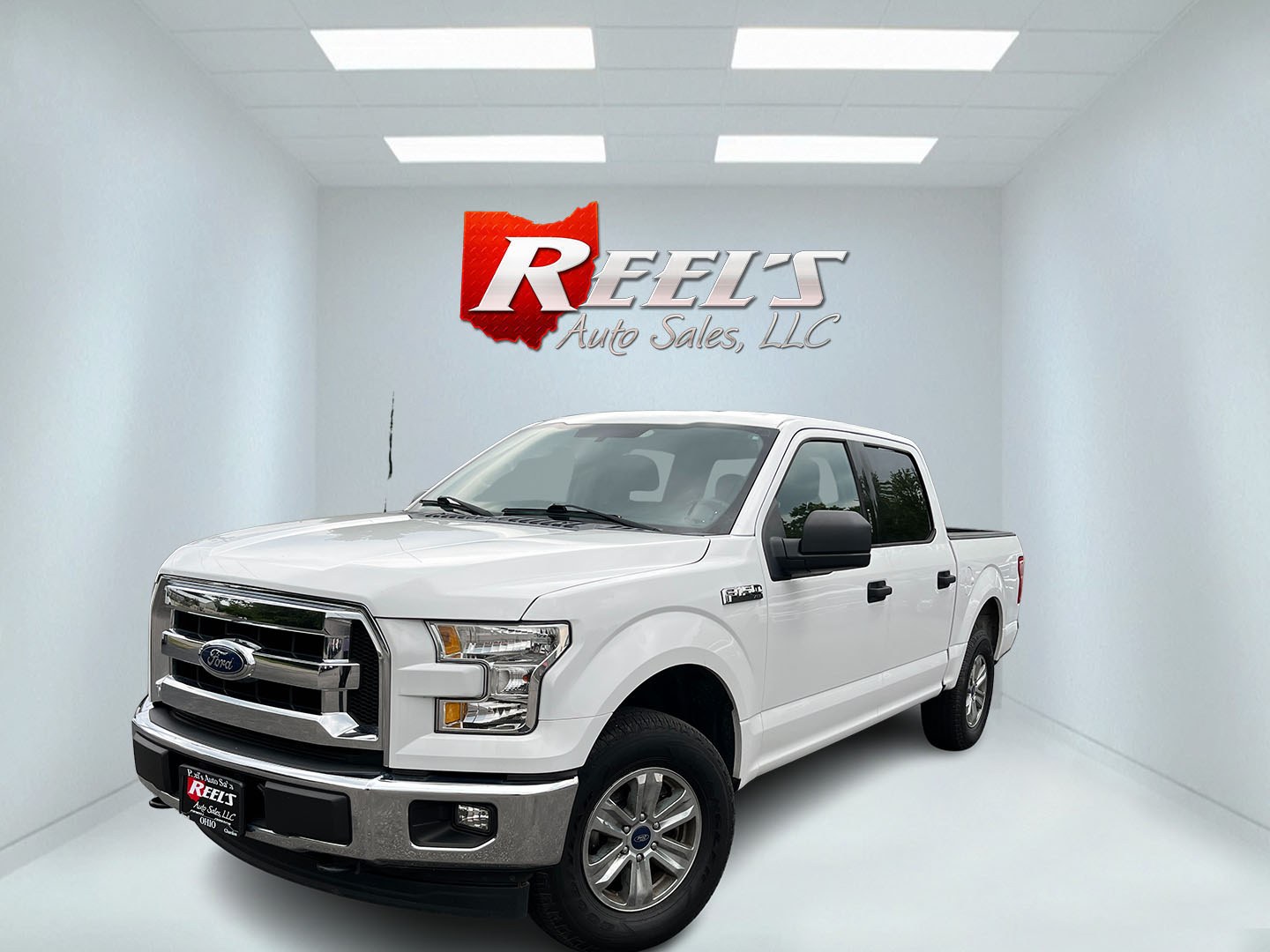2017 White /Gray Ford F-150 XLT SuperCrew 5.5-ft. Bed 4WD (1FTEW1E80HF) with an 3.5L DOHC V6 engine, Automatic transmission, located at 11115 Chardon Rd. , Chardon, OH, 44024, (440) 214-9705, 41.580246, -81.241943 - 2017 Ford F-150 XLT Crew Cab 4WD – Reliable V6 Power with Towing Capability and Extended Range! This 2017 Ford F-150 XLT Crew Cab 4WD is a solid, well-equipped full-size truck that offers dependable performance and practical features. Powered by a capable 3.5L V6 engine with flex fuel capability- Photo#0
