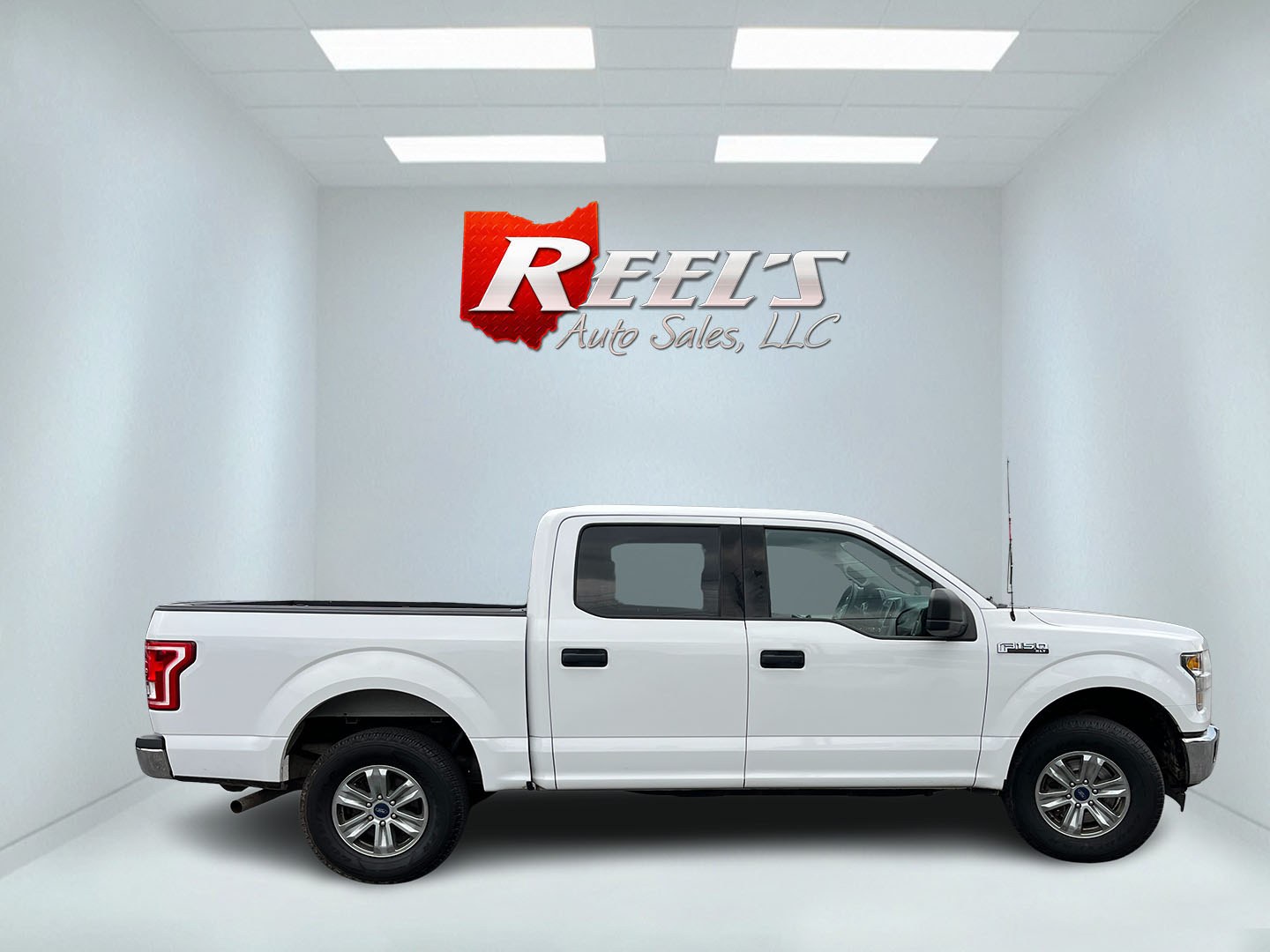 2017 White /Gray Ford F-150 XLT SuperCrew 5.5-ft. Bed 4WD (1FTEW1E80HF) with an 3.5L DOHC V6 engine, Automatic transmission, located at 11115 Chardon Rd. , Chardon, OH, 44024, (440) 214-9705, 41.580246, -81.241943 - 2017 Ford F-150 XLT Crew Cab 4WD – Reliable V6 Power with Towing Capability and Extended Range! This 2017 Ford F-150 XLT Crew Cab 4WD is a solid, well-equipped full-size truck that offers dependable performance and practical features. Powered by a capable 3.5L V6 engine with flex fuel capability- Photo#5