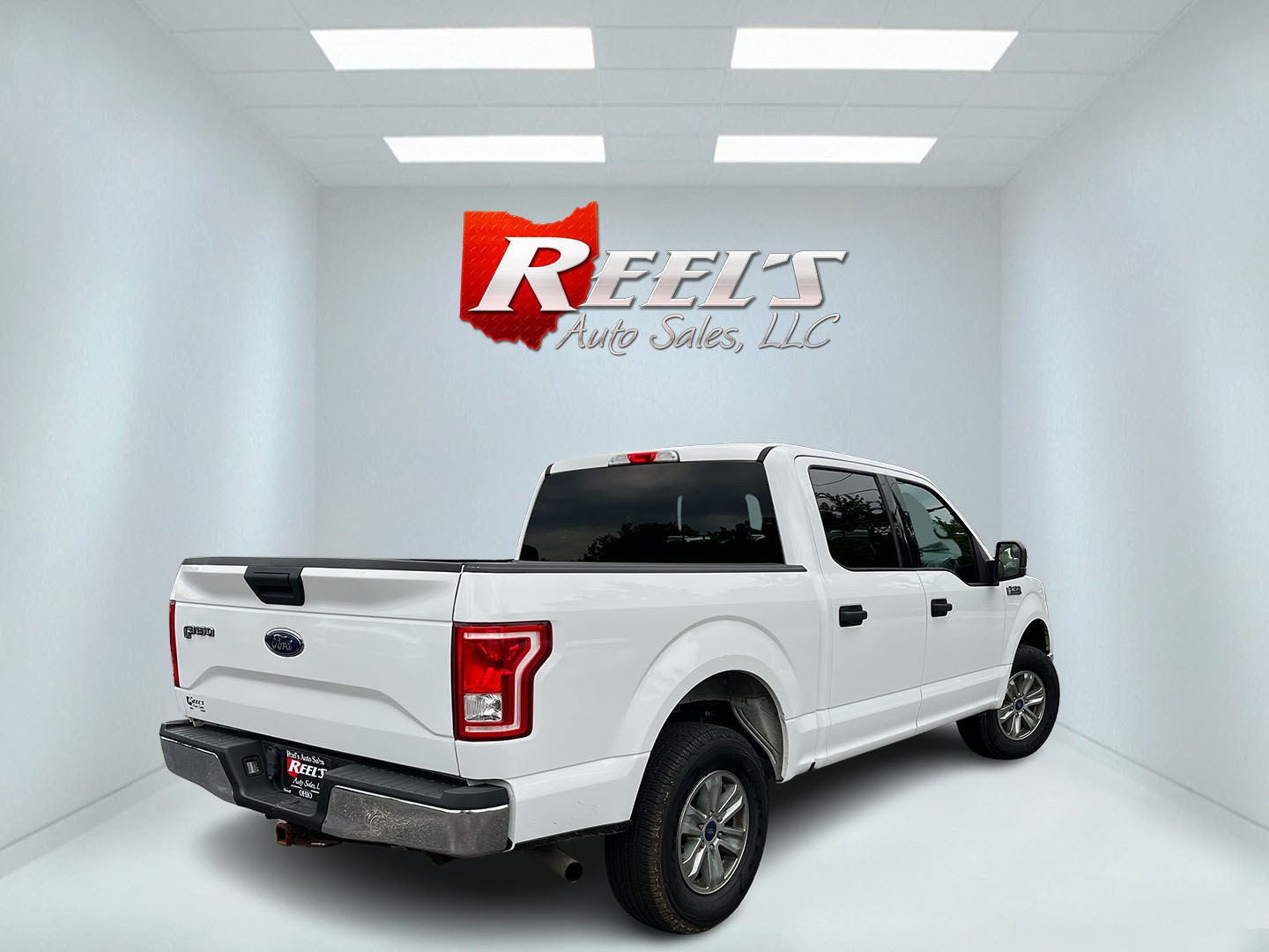 2017 White /Gray Ford F-150 XLT SuperCrew 5.5-ft. Bed 4WD (1FTEW1E80HF) with an 3.5L DOHC V6 engine, Automatic transmission, located at 11115 Chardon Rd. , Chardon, OH, 44024, (440) 214-9705, 41.580246, -81.241943 - 2017 Ford F-150 XLT Crew Cab 4WD – Reliable V6 Power with Towing Capability and Extended Range! This 2017 Ford F-150 XLT Crew Cab 4WD is a solid, well-equipped full-size truck that offers dependable performance and practical features. Powered by a capable 3.5L V6 engine with flex fuel capability- Photo#6