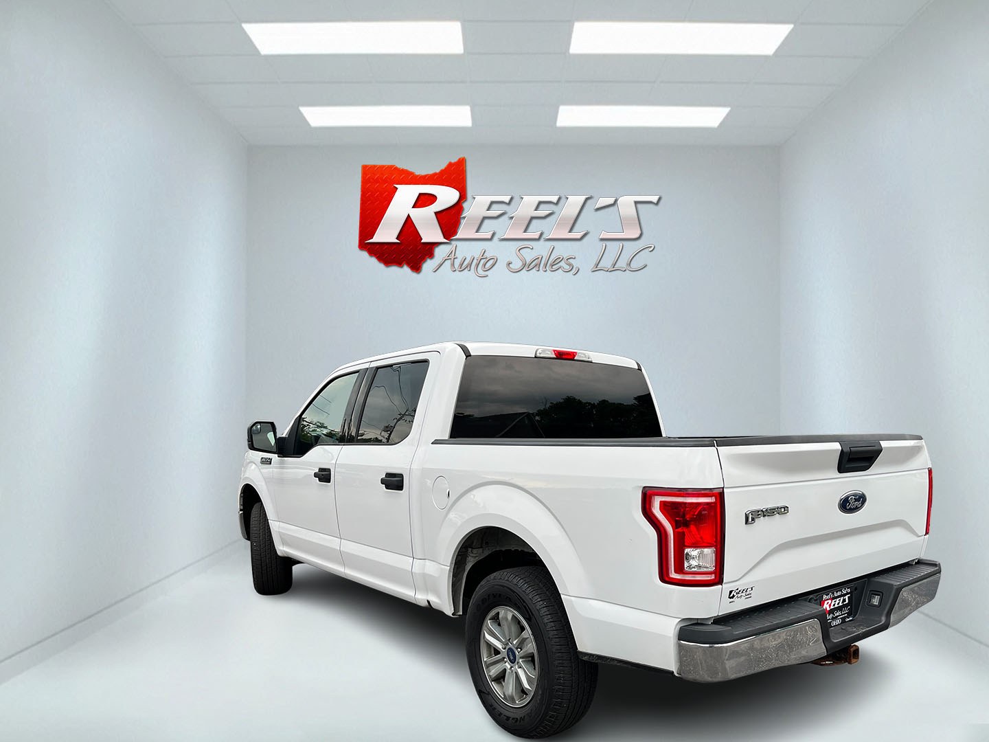 2017 White /Gray Ford F-150 XLT SuperCrew 5.5-ft. Bed 4WD (1FTEW1E80HF) with an 3.5L DOHC V6 engine, Automatic transmission, located at 11115 Chardon Rd. , Chardon, OH, 44024, (440) 214-9705, 41.580246, -81.241943 - 2017 Ford F-150 XLT Crew Cab 4WD – Reliable V6 Power with Towing Capability and Extended Range! This 2017 Ford F-150 XLT Crew Cab 4WD is a solid, well-equipped full-size truck that offers dependable performance and practical features. Powered by a capable 3.5L V6 engine with flex fuel capability- Photo#9