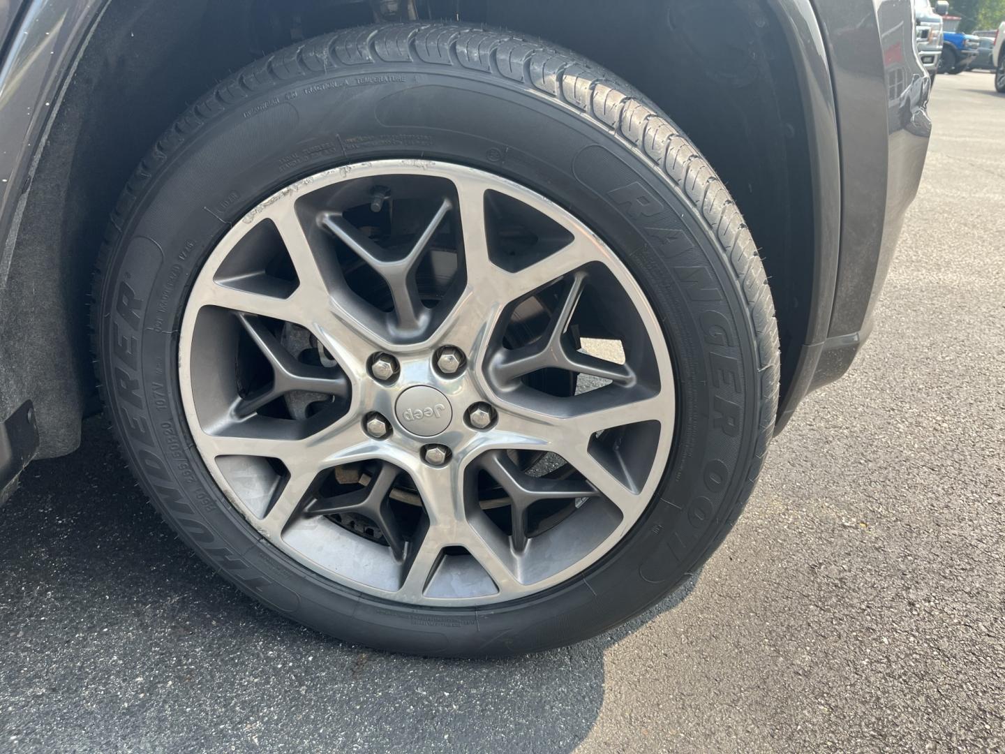 2020 Gray /Black Jeep Grand Cherokee Overland 4WD (1C4RJFCG7LC) with an 3.6L V6 DOHC 24V engine, Automatic transmission, located at 11115 Chardon Rd. , Chardon, OH, 44024, (440) 214-9705, 41.580246, -81.241943 - 2020 Jeep Grand Cherokee Overland 4WD – Refined Capability with Premium Comfort This 2020 Jeep Grand Cherokee Overland sits near the top of the lineup for a reason. The 3.6L Pentastar V6 and 8-speed automatic deliver smooth, capable power, while the advanced Quadra-Trac II 4WD, Quadra-Lift air su- Photo#5