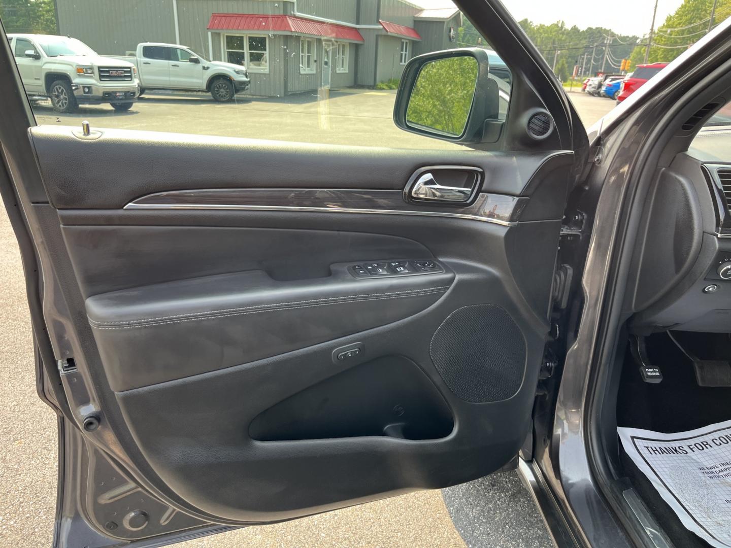 2020 Gray /Black Jeep Grand Cherokee Overland 4WD (1C4RJFCG7LC) with an 3.6L V6 DOHC 24V engine, Automatic transmission, located at 11115 Chardon Rd. , Chardon, OH, 44024, (440) 214-9705, 41.580246, -81.241943 - 2020 Jeep Grand Cherokee Overland 4WD – Refined Capability with Premium Comfort This 2020 Jeep Grand Cherokee Overland sits near the top of the lineup for a reason. The 3.6L Pentastar V6 and 8-speed automatic deliver smooth, capable power, while the advanced Quadra-Trac II 4WD, Quadra-Lift air su- Photo#17