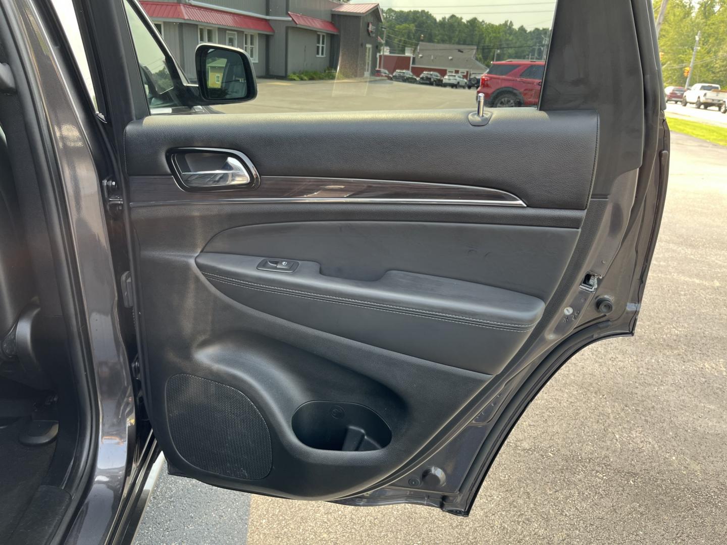 2020 Gray /Black Jeep Grand Cherokee Overland 4WD (1C4RJFCG7LC) with an 3.6L V6 DOHC 24V engine, Automatic transmission, located at 11115 Chardon Rd. , Chardon, OH, 44024, (440) 214-9705, 41.580246, -81.241943 - 2020 Jeep Grand Cherokee Overland 4WD – Refined Capability with Premium Comfort This 2020 Jeep Grand Cherokee Overland sits near the top of the lineup for a reason. The 3.6L Pentastar V6 and 8-speed automatic deliver smooth, capable power, while the advanced Quadra-Trac II 4WD, Quadra-Lift air su- Photo#36