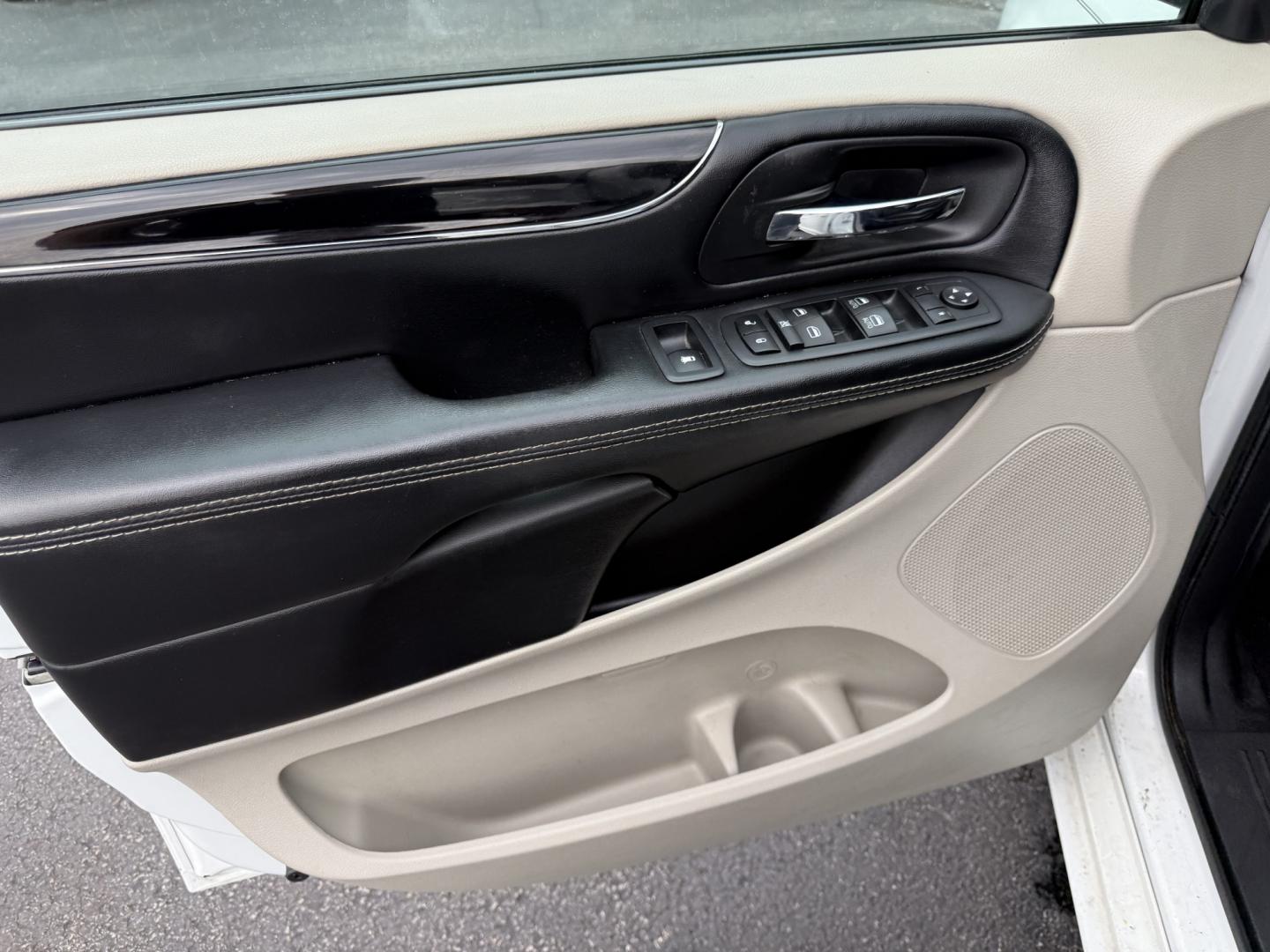 2019 White /Black Dodge Grand Caravan SXT (2C4RDGCGXKR) with an 3.6L V6 DOHC 24V engine, Automatic transmission, located at 547 E. Main St., Orwell, OH, 44076, (440) 437-5893, 41.535435, -80.847855 - 2019 Dodge Grand Caravan SXT – The Family Hauler That Makes Every Trip Easier Family life is busy enough. This 2019 Dodge Grand Caravan SXT is built to make the miles feel lighter. Under the hood, the proven 3.6L Pentastar V6 paired with a smooth 6-speed automatic and flex-fuel capability deliver- Photo#9