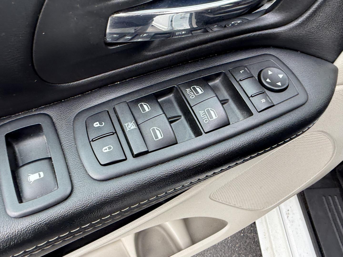 2019 White /Black Dodge Grand Caravan SXT (2C4RDGCGXKR) with an 3.6L V6 DOHC 24V engine, Automatic transmission, located at 547 E. Main St., Orwell, OH, 44076, (440) 437-5893, 41.535435, -80.847855 - 2019 Dodge Grand Caravan SXT – The Family Hauler That Makes Every Trip Easier Family life is busy enough. This 2019 Dodge Grand Caravan SXT is built to make the miles feel lighter. Under the hood, the proven 3.6L Pentastar V6 paired with a smooth 6-speed automatic and flex-fuel capability deliver- Photo#10