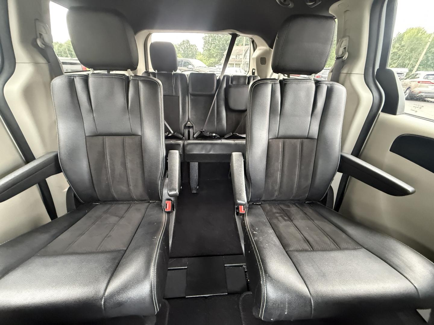 2019 White /Black Dodge Grand Caravan SXT (2C4RDGCGXKR) with an 3.6L V6 DOHC 24V engine, Automatic transmission, located at 547 E. Main St., Orwell, OH, 44076, (440) 437-5893, 41.535435, -80.847855 - 2019 Dodge Grand Caravan SXT – The Family Hauler That Makes Every Trip Easier Family life is busy enough. This 2019 Dodge Grand Caravan SXT is built to make the miles feel lighter. Under the hood, the proven 3.6L Pentastar V6 paired with a smooth 6-speed automatic and flex-fuel capability deliver- Photo#21