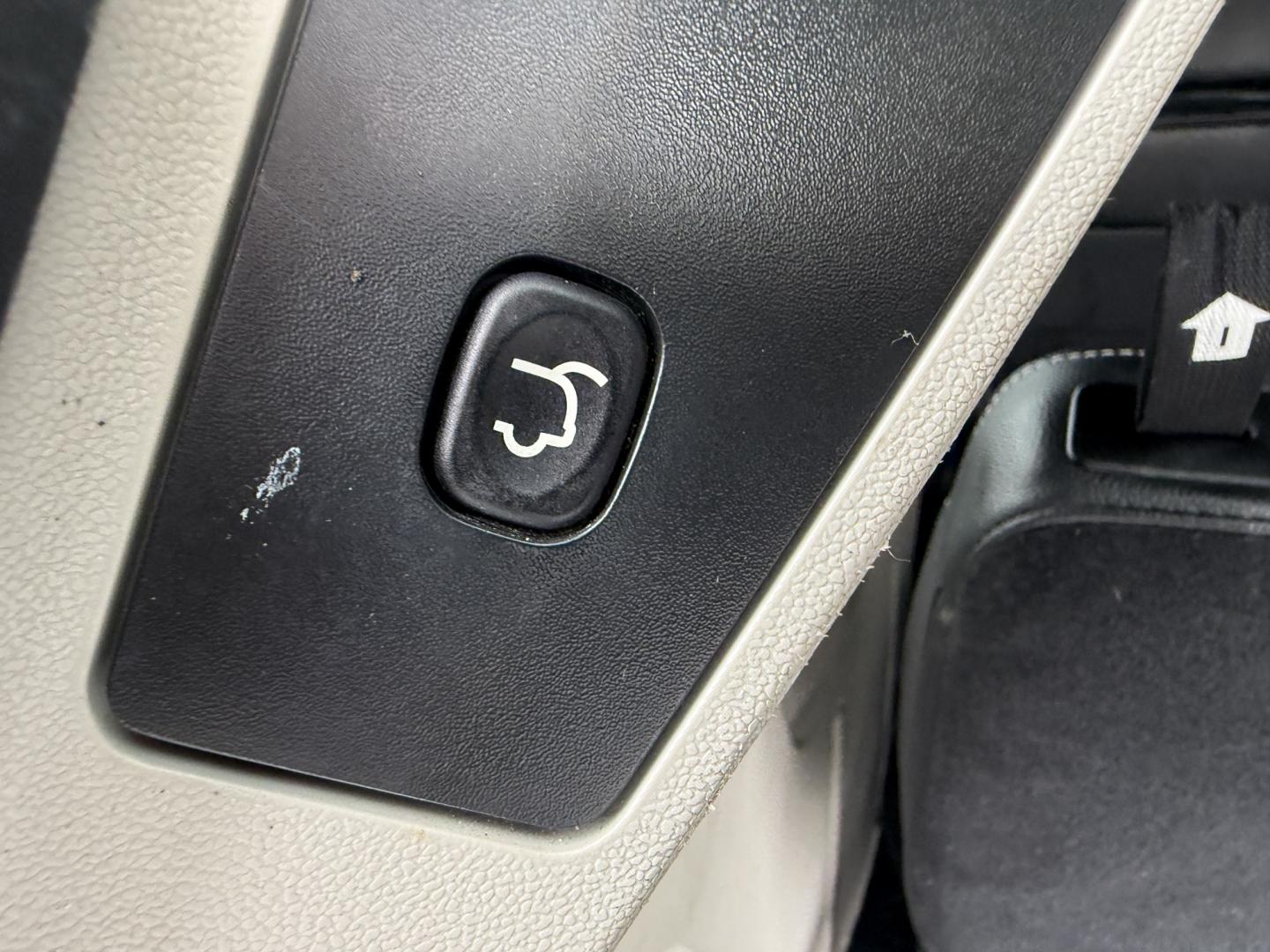 2019 White /Black Dodge Grand Caravan SXT (2C4RDGCGXKR) with an 3.6L V6 DOHC 24V engine, Automatic transmission, located at 547 E. Main St., Orwell, OH, 44076, (440) 437-5893, 41.535435, -80.847855 - 2019 Dodge Grand Caravan SXT – The Family Hauler That Makes Every Trip Easier Family life is busy enough. This 2019 Dodge Grand Caravan SXT is built to make the miles feel lighter. Under the hood, the proven 3.6L Pentastar V6 paired with a smooth 6-speed automatic and flex-fuel capability deliver- Photo#26