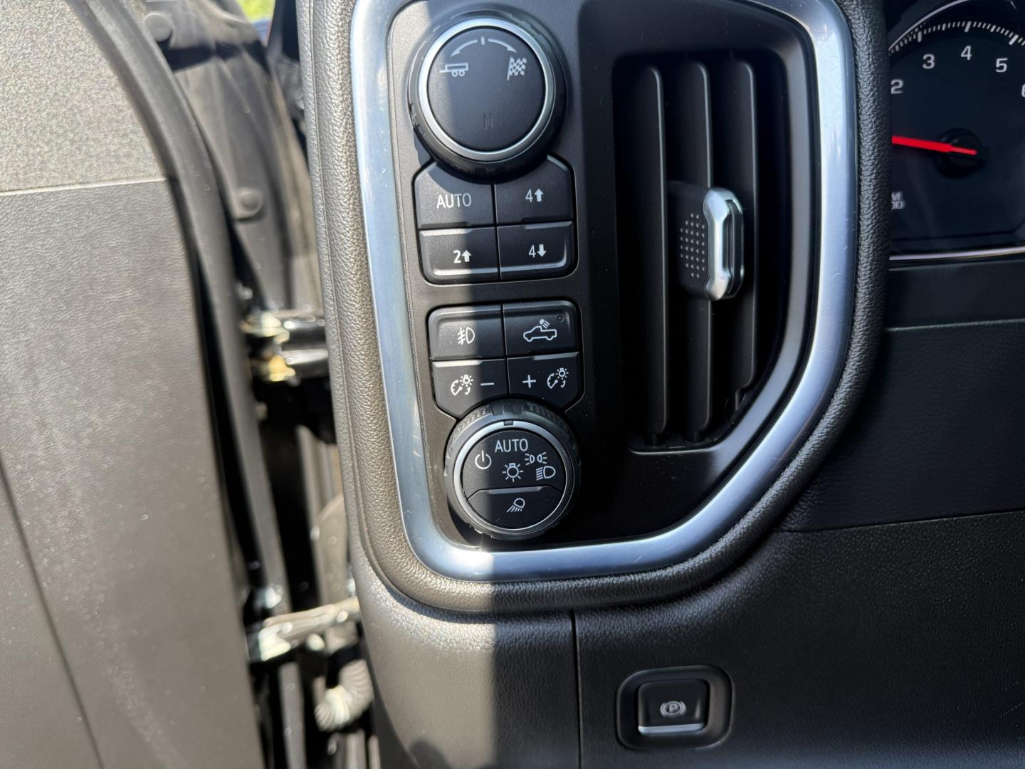 2019 Black /Black Chevrolet Silverado 1500 RST Crew Cab 4WD (1GCUYEED7KZ) with an 5.3L V8 OHV 16V engine, Automatic transmission, located at 547 E. Main St., Orwell, OH, 44076, (440) 437-5893, 41.535435, -80.847855 - 2019 Chevrolet Silverado 1500 RST Crew Cab 4WD – Strong V8 Capability with Z71 Off-Road Equipment If you need a full-size truck that can handle real work and still feel comfortable on the daily drive, this 2019 Chevrolet Silverado 1500 RST Crew Cab 4WD is a solid choice. The 5.3L EcoTec3 V8 and 8- Photo#14