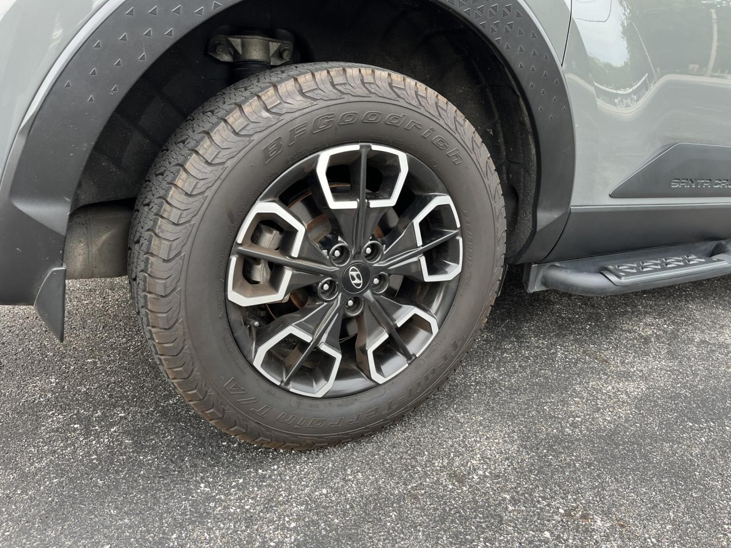 2022 Gray /Black Hyundai Santa Cruz SEL Premium AWD (5NTJDDAF7NH) with an 2.5L I4 DOHC 16V Turbo engine, Automatc transmission, located at 11115 Chardon Rd. , Chardon, OH, 44024, (440) 214-9705, 41.580246, -81.241943 - 2022 Hyundai Santa Cruz SEL Premium AWD – Compact Truck Convenience with Modern Features If you want the usefulness of a truck bed without the size of a full-size pickup, this 2022 Hyundai Santa Cruz SEL Premium AWD is a practical choice. The 2.5L Turbocharged engine and 8-speed automatic deliver- Photo#8