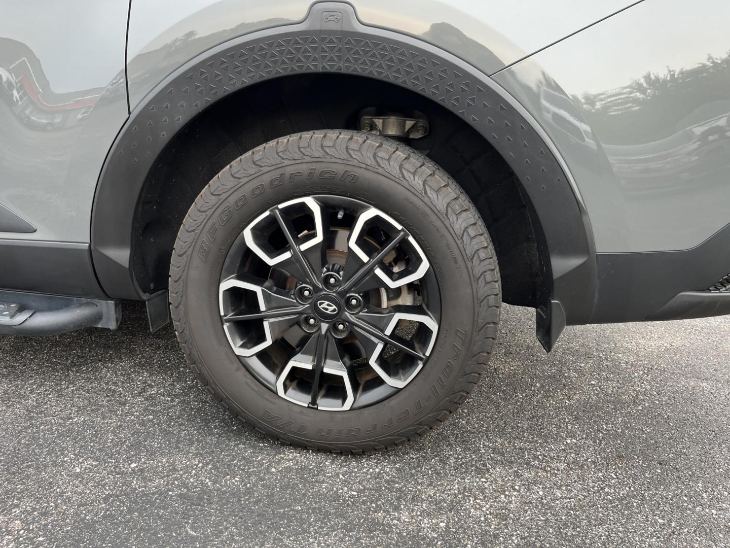 2022 Gray /Black Hyundai Santa Cruz SEL Premium AWD (5NTJDDAF7NH) with an 2.5L I4 DOHC 16V Turbo engine, Automatc transmission, located at 11115 Chardon Rd. , Chardon, OH, 44024, (440) 214-9705, 41.580246, -81.241943 - 2022 Hyundai Santa Cruz SEL Premium AWD – Compact Truck Convenience with Modern Features If you want the usefulness of a truck bed without the size of a full-size pickup, this 2022 Hyundai Santa Cruz SEL Premium AWD is a practical choice. The 2.5L Turbocharged engine and 8-speed automatic deliver- Photo#11
