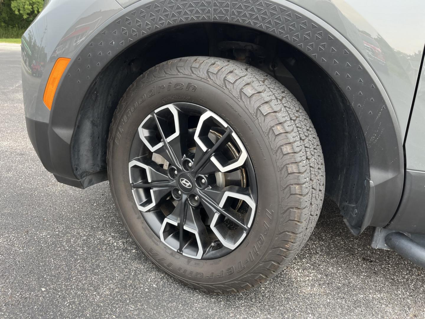 2022 Gray /Black Hyundai Santa Cruz SEL Premium AWD (5NTJDDAF7NH) with an 2.5L I4 DOHC 16V Turbo engine, Automatc transmission, located at 11115 Chardon Rd. , Chardon, OH, 44024, (440) 214-9705, 41.580246, -81.241943 - 2022 Hyundai Santa Cruz SEL Premium AWD – Compact Truck Convenience with Modern Features If you want the usefulness of a truck bed without the size of a full-size pickup, this 2022 Hyundai Santa Cruz SEL Premium AWD is a practical choice. The 2.5L Turbocharged engine and 8-speed automatic deliver- Photo#13