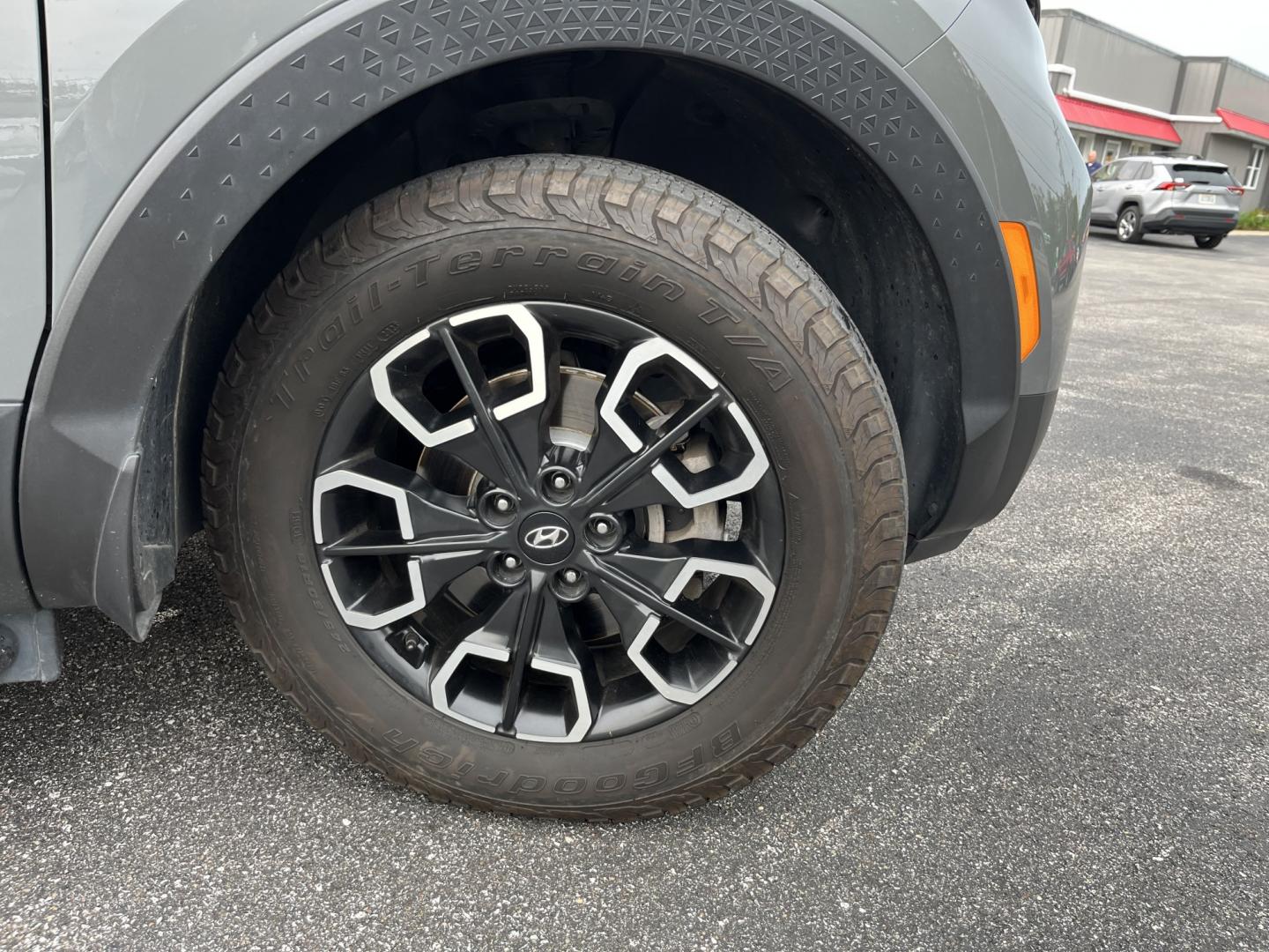 2022 Gray /Black Hyundai Santa Cruz SEL Premium AWD (5NTJDDAF7NH) with an 2.5L I4 DOHC 16V Turbo engine, Automatc transmission, located at 11115 Chardon Rd. , Chardon, OH, 44024, (440) 214-9705, 41.580246, -81.241943 - 2022 Hyundai Santa Cruz SEL Premium AWD – Compact Truck Convenience with Modern Features If you want the usefulness of a truck bed without the size of a full-size pickup, this 2022 Hyundai Santa Cruz SEL Premium AWD is a practical choice. The 2.5L Turbocharged engine and 8-speed automatic deliver- Photo#4