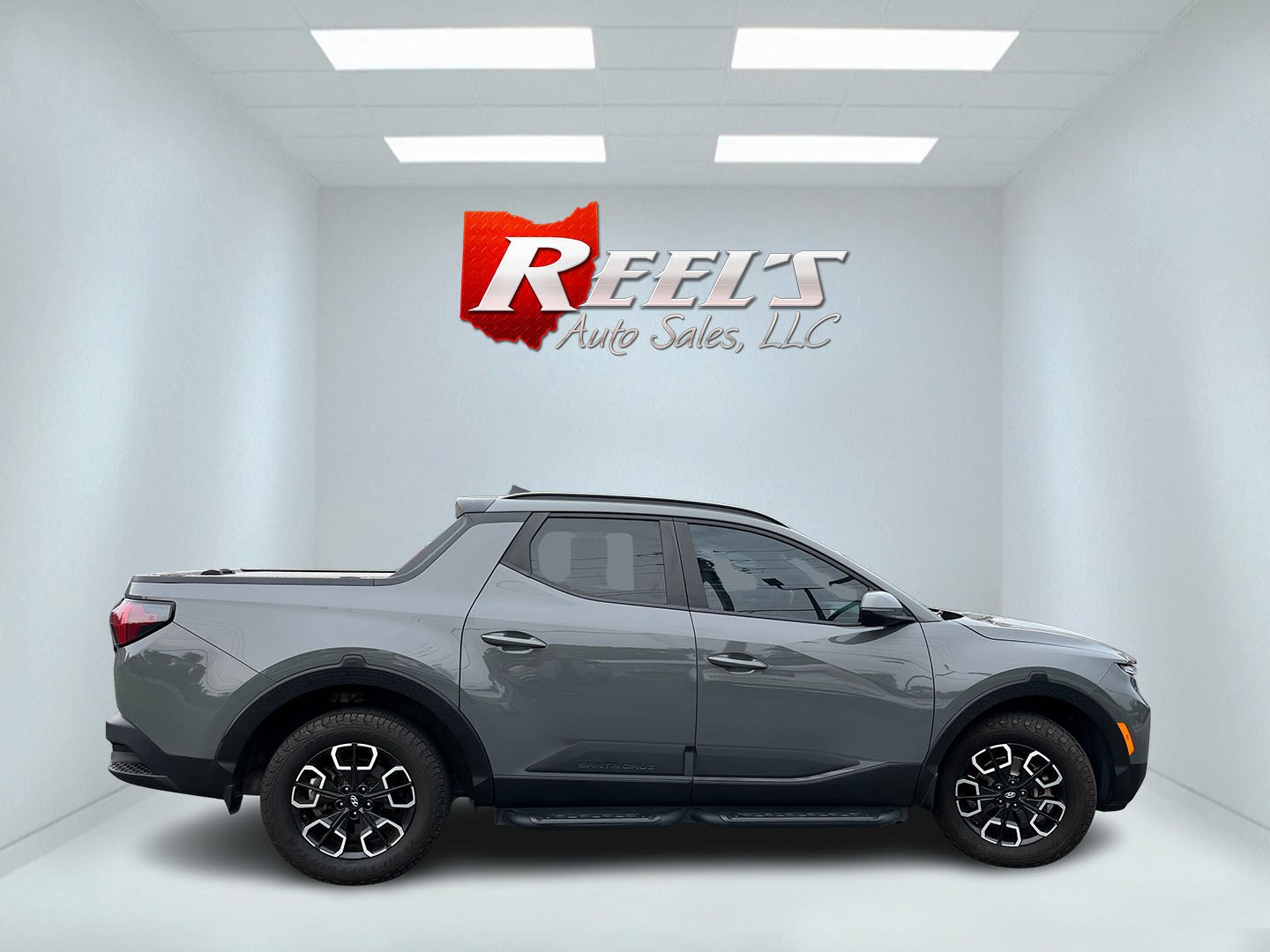 2022 Gray /Black Hyundai Santa Cruz SEL Premium AWD (5NTJDDAF7NH) with an 2.5L I4 DOHC 16V Turbo engine, Automatc transmission, located at 11115 Chardon Rd. , Chardon, OH, 44024, (440) 214-9705, 41.580246, -81.241943 - 2022 Hyundai Santa Cruz SEL Premium AWD – Compact Truck Convenience with Modern Features If you want the usefulness of a truck bed without the size of a full-size pickup, this 2022 Hyundai Santa Cruz SEL Premium AWD is a practical choice. The 2.5L Turbocharged engine and 8-speed automatic deliver- Photo#6