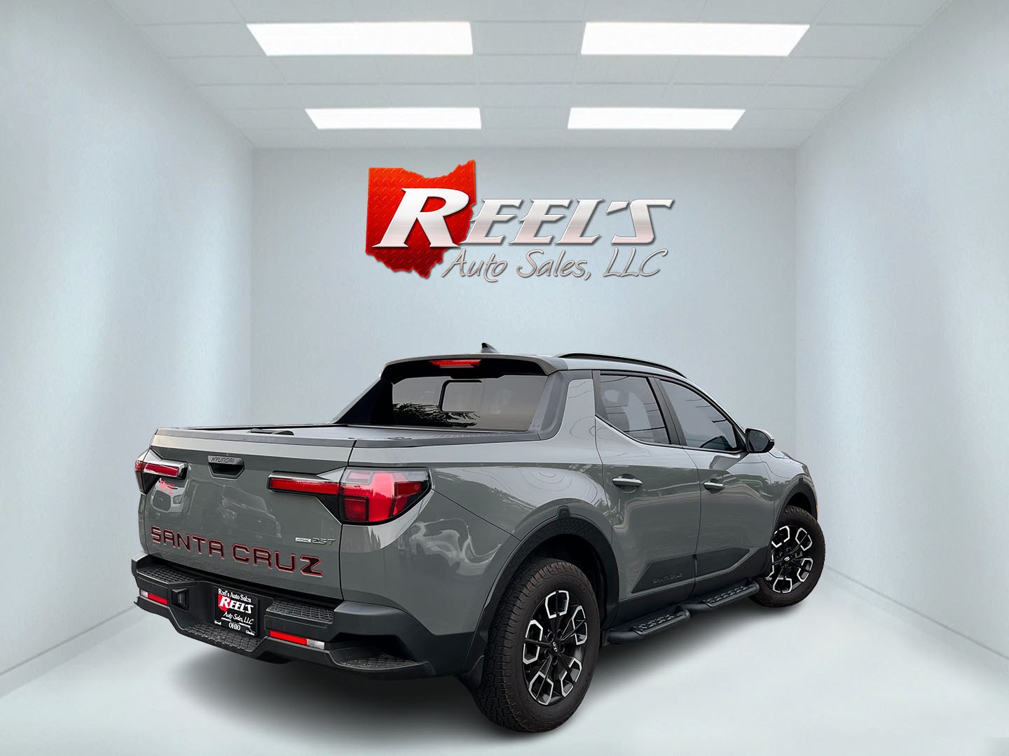 2022 Gray /Black Hyundai Santa Cruz SEL Premium AWD (5NTJDDAF7NH) with an 2.5L I4 DOHC 16V Turbo engine, Automatc transmission, located at 11115 Chardon Rd. , Chardon, OH, 44024, (440) 214-9705, 41.580246, -81.241943 - 2022 Hyundai Santa Cruz SEL Premium AWD – Compact Truck Convenience with Modern Features If you want the usefulness of a truck bed without the size of a full-size pickup, this 2022 Hyundai Santa Cruz SEL Premium AWD is a practical choice. The 2.5L Turbocharged engine and 8-speed automatic deliver- Photo#7