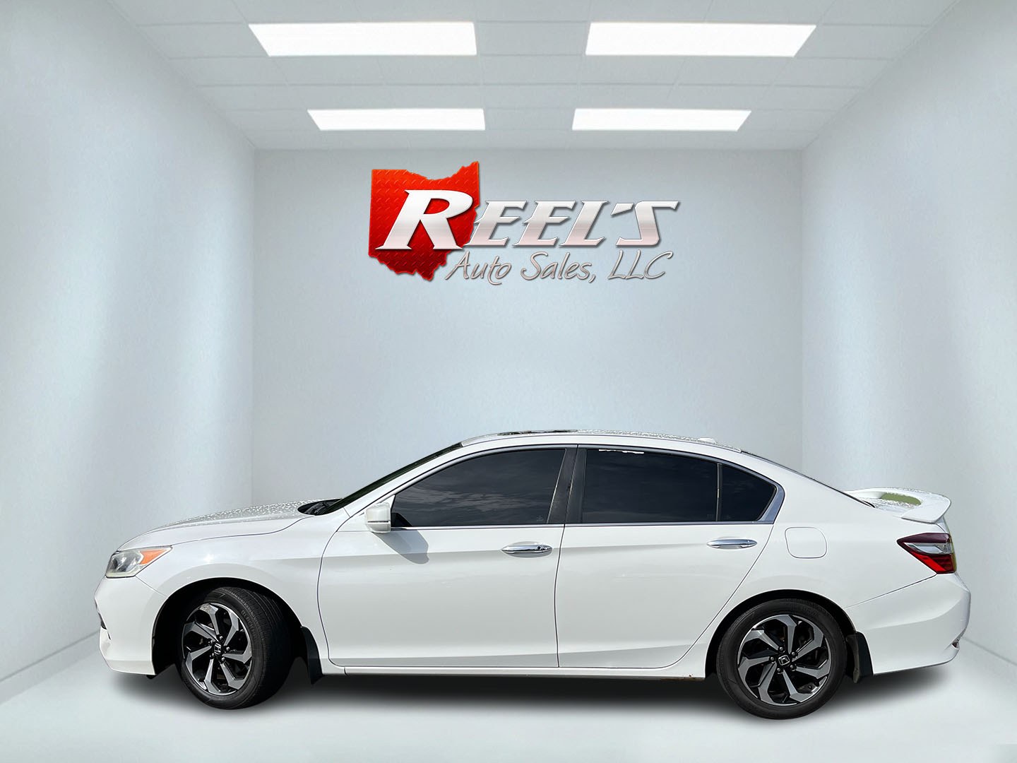 2017 White /Gray Honda Accord EX Sedan CVT (1HGCR2F7XHA) with an 2.4L I4 DOHC 16V engine, Automatic transmission, located at 11115 Chardon Rd. , Chardon, OH, 44024, (440) 214-9705, 41.580246, -81.241943 - 2017 Honda Accord EX – Efficient Midsize Comfort with Everyday Convenience If you want a midsize sedan that is easy to live with and still feels well equipped, this 2017 Honda Accord EX is a strong option. The reliable 2.4L K24 engine delivers smooth everyday power and an impressive 36 MPG highwa- Photo#12