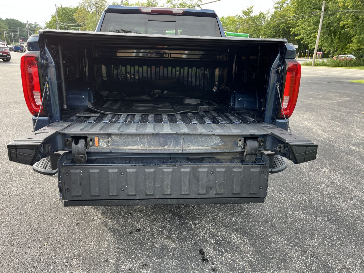 2019 Blue /Black GMC Sierra 1500 SLT Crew Cab 4WD (1GTU9DED4KZ) with an 5.3L V8 OHV 16V engine, Automatic transmission, located at 11115 Chardon Rd. , Chardon, OH, 44024, (440) 214-9705, 41.580246, -81.241943 - 2019 GMC Sierra 1500 SLT Crew Cab 4WD – Strong V8 Capability with Premium Comfort and One-Owner History If you want a full-size truck that can work hard and still feel well equipped, this 2019 GMC Sierra 1500 SLT Crew Cab 4WD is a strong option. The 5.3L EcoTec3 V8 and 8-speed automatic deliver d- Photo#16