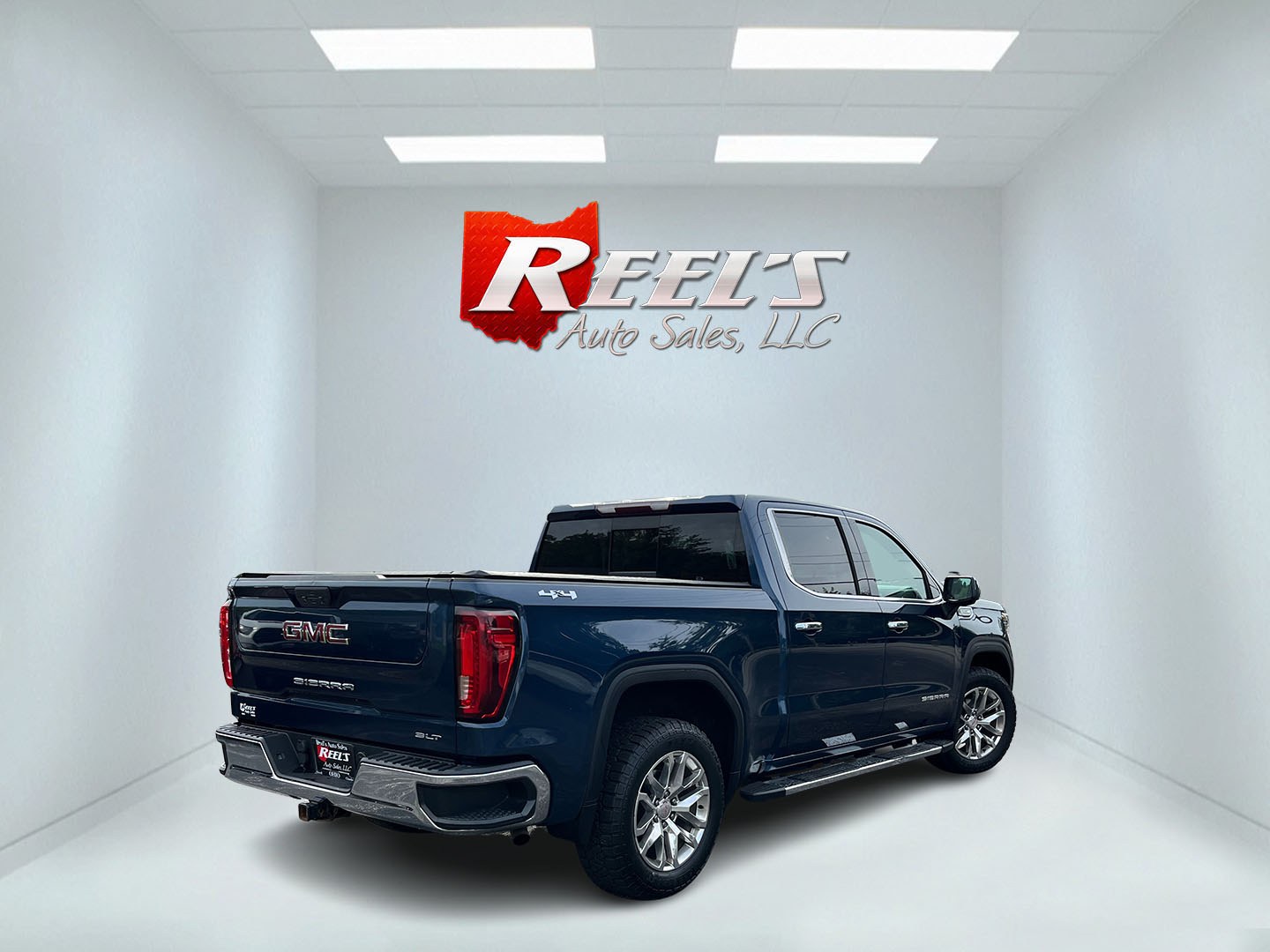 2019 Blue /Black GMC Sierra 1500 SLT Crew Cab 4WD (1GTU9DED4KZ) with an 5.3L V8 OHV 16V engine, Automatic transmission, located at 11115 Chardon Rd. , Chardon, OH, 44024, (440) 214-9705, 41.580246, -81.241943 - 2019 GMC Sierra 1500 SLT Crew Cab 4WD – Strong V8 Capability with Premium Comfort and One-Owner History If you want a full-size truck that can work hard and still feel well equipped, this 2019 GMC Sierra 1500 SLT Crew Cab 4WD is a strong option. The 5.3L EcoTec3 V8 and 8-speed automatic deliver d- Photo#7