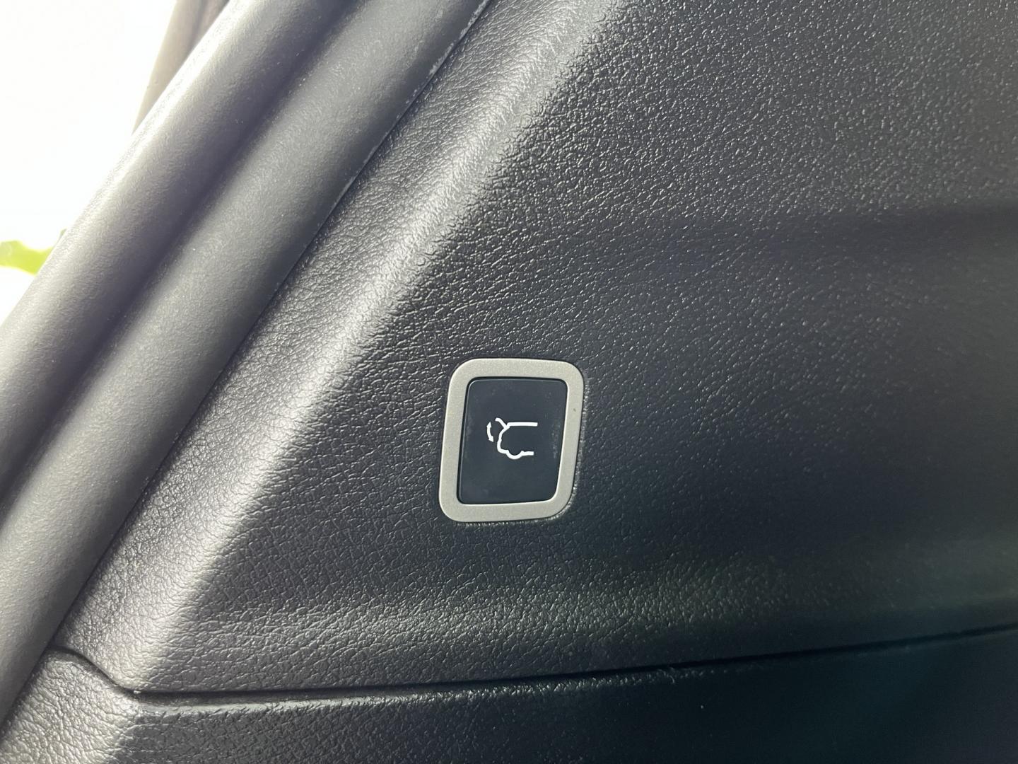 2020 White /Black Chrysler Pacifica Touring-L (2C4RC1BG0LR) with an 3.6L V6 DOHC 24V engine, Automatc transmission, located at 11115 Chardon Rd. , Chardon, OH, 44024, (440) 214-9705, 41.580246, -81.241943 - 2020 Chrysler Pacifica Touring L – Family-Ready Minivan with Fresh Tires and Strong Convenience Features If you want a minivan that makes daily routines and longer trips easier, this 2020 Chrysler Pacifica Touring L is a strong option. The 3.6L Pentastar V6 and 9-speed automatic deliver smooth po- Photo#16
