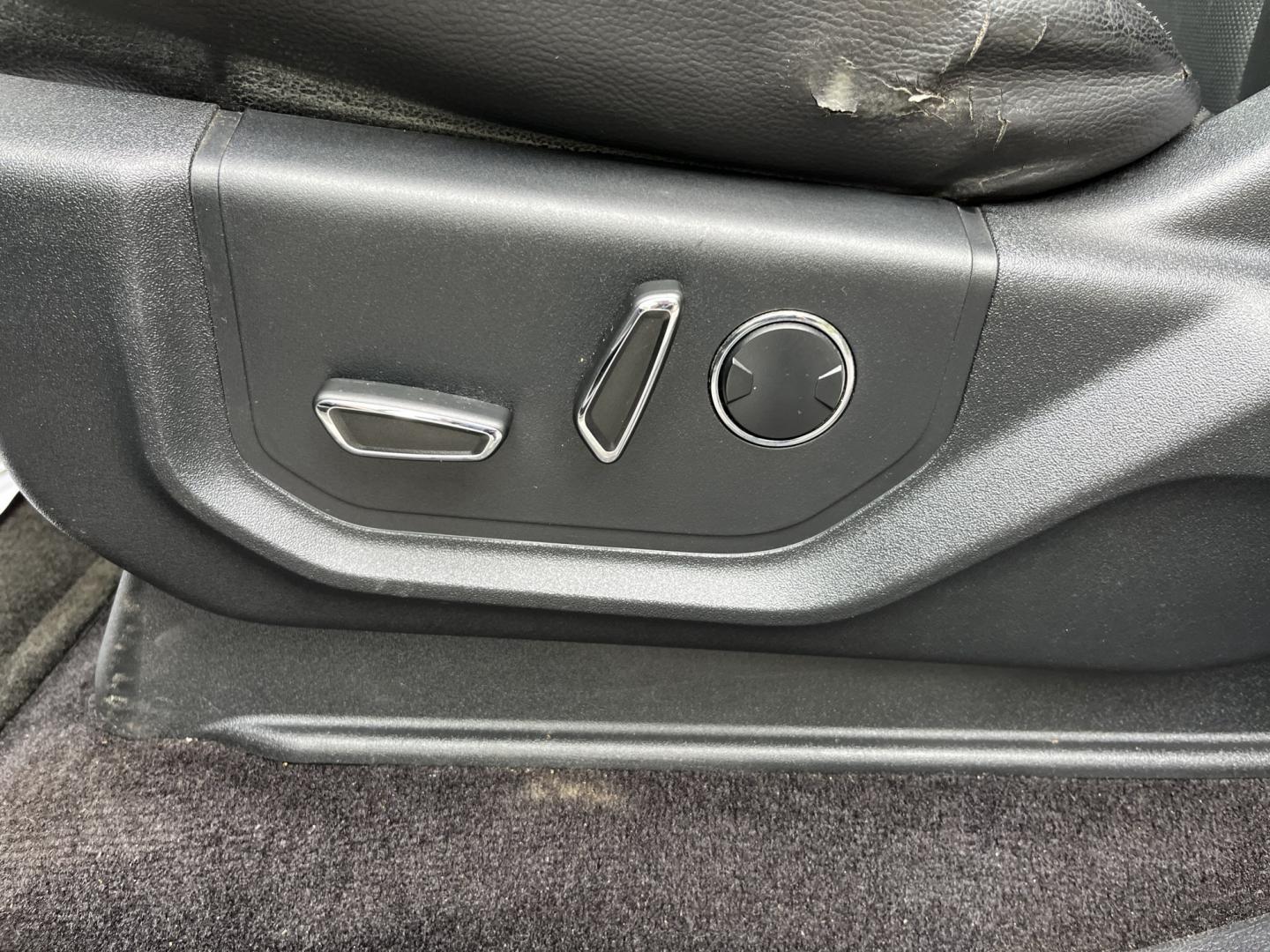 2015 White /Black Ford F-150 Lariat SuperCrew 5.5-ft. Bed 4WD (1FTEW1EG5FK) with an 3.5L V6 Twin Turbo engine, Automatc transmission, located at 11115 Chardon Rd. , Chardon, OH, 44024, (440) 214-9705, 41.580246, -81.241943 - 2015 Ford F-150 Lariat Crew Cab 4WD – Premium EcoBoost Power with Strong Towing Capability If you want an F-150 that feels well equipped and ready for real work, this 2015 Ford F-150 Lariat Crew Cab 4WD is a strong option. The 3.5L Twin-Turbo EcoBoost V6 and 6-speed automatic deliver dependable p- Photo#19