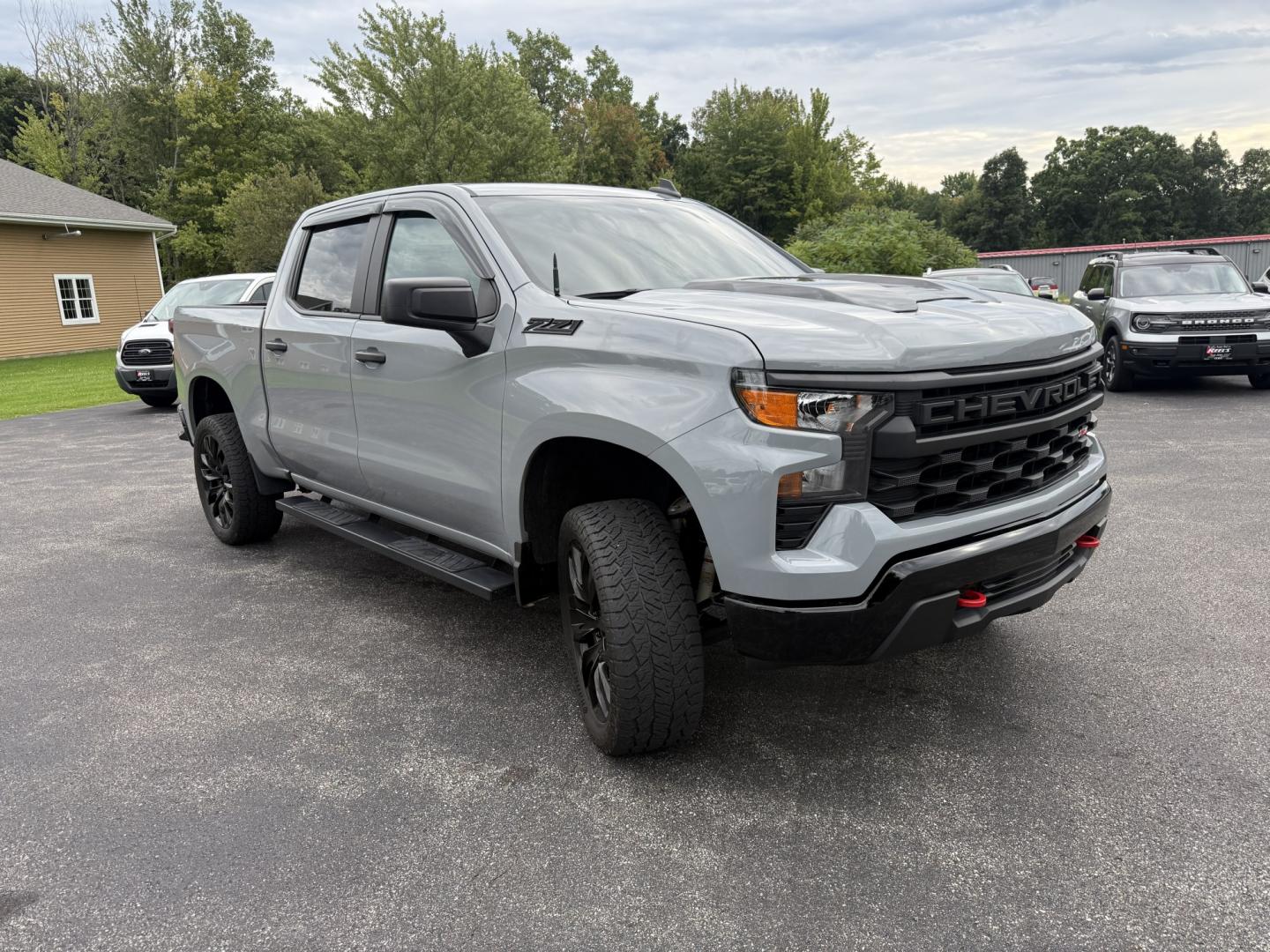 2025 Gray /Black Chevrolet Silverado 1500 Trail Boss Custom Crew Cab 4WD (3GCUKCED3SG) with an 5.3L V8 OHV 16V engine, Automatc transmission, located at 11115 Chardon Rd. , Chardon, OH, 44024, (440) 214-9705, 41.580246, -81.241943 - 2025 Chevrolet Silverado 1500 Custom Trail Boss Crew Cab 4WD – Lifted Stance, V8 Muscle, and Ready-for-Work Presence This is not a plain work truck. The 2025 Chevrolet Silverado 1500 Custom Trail Boss Crew Cab 4WD has the look and the hardware to stand out the moment it rolls in. Finished in Slat- Photo#2