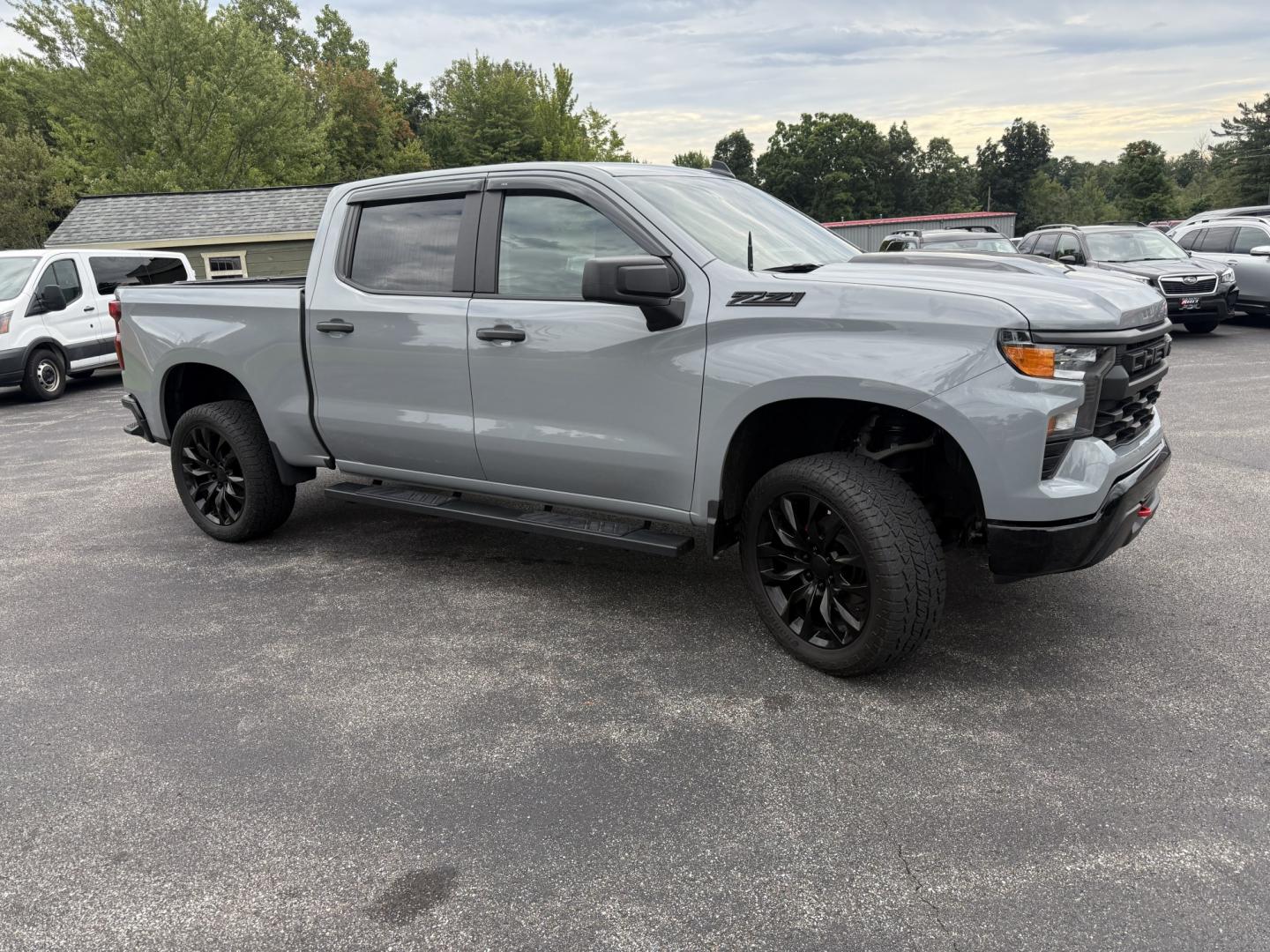 2025 Gray /Black Chevrolet Silverado 1500 Trail Boss Custom Crew Cab 4WD (3GCUKCED3SG) with an 5.3L V8 OHV 16V engine, Automatc transmission, located at 11115 Chardon Rd. , Chardon, OH, 44024, (440) 214-9705, 41.580246, -81.241943 - 2025 Chevrolet Silverado 1500 Custom Trail Boss Crew Cab 4WD – Lifted Stance, V8 Muscle, and Ready-for-Work Presence This is not a plain work truck. The 2025 Chevrolet Silverado 1500 Custom Trail Boss Crew Cab 4WD has the look and the hardware to stand out the moment it rolls in. Finished in Slat- Photo#3