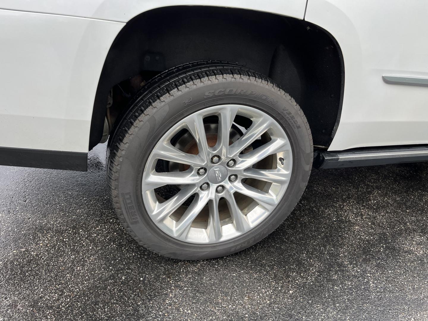 2020 White /White Cadillac Escalade Premium Luxury 4WD (1GYS4CKJ3LR) with an 6.2L V8 OHV 16V engine, Automatc transmission, located at 11115 Chardon Rd. , Chardon, OH, 44024, (440) 214-9705, 41.580246, -81.241943 - 2020 Cadillac Escalade Premium Luxury 4WD – Flagship Presence with Quiet Confidence Some SUVs are bought for space. This one is bought because it makes an impression the moment it arrives. The 2020 Cadillac Escalade Premium Luxury 4WD carries the kind of presence that still turns heads — long,- Photo#7