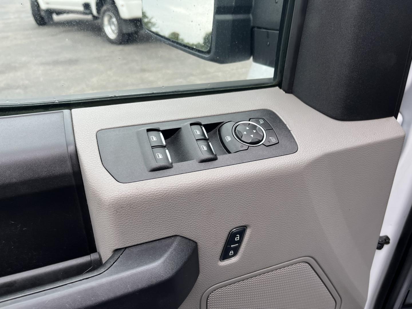 2018 White /Black Ford F-150 STX SuperCab 6.5-ft. 4WD (1FTEX1EP7JF) with an 2.7L V6 DOHC 24V TWIN TURBO engine, Automatc transmission, located at 11115 Chardon Rd. , Chardon, OH, 44024, (440) 214-9705, 41.580246, -81.241943- Photo#15