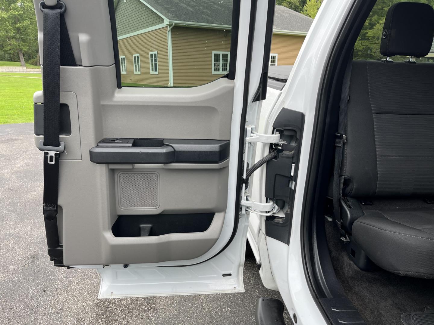 2018 White /Black Ford F-150 STX SuperCab 6.5-ft. 4WD (1FTEX1EP7JF) with an 2.7L V6 DOHC 24V TWIN TURBO engine, Automatc transmission, located at 11115 Chardon Rd. , Chardon, OH, 44024, (440) 214-9705, 41.580246, -81.241943- Photo#28